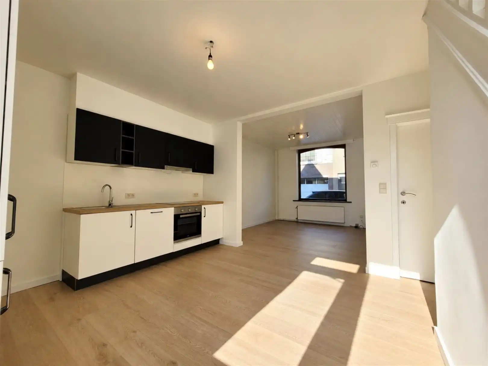 Gerenoveerde woning met zonnige tuin foto 3