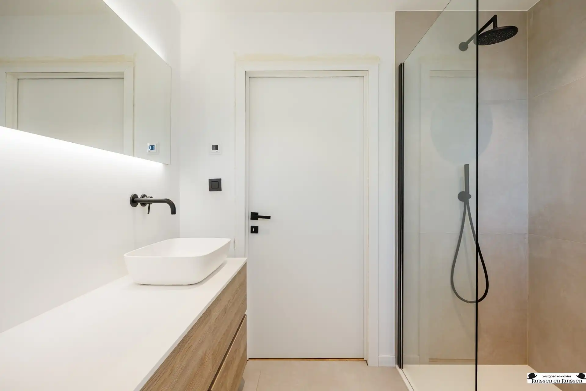 Prachtig gerenoveerde woning met 4 slaapkamers, garage en zonnige tuin foto 12