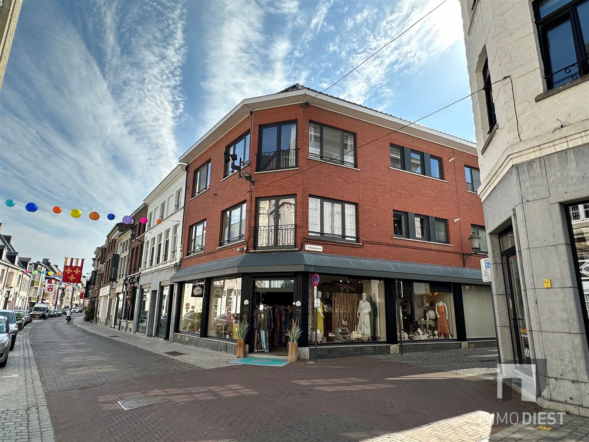 Building centrum Diest - handelspand, 2 appartementen en parking foto 1