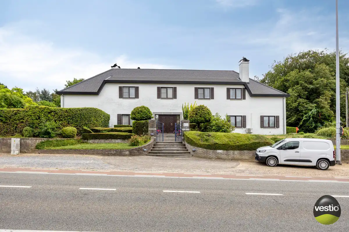 ROYALE WONING MET DOKTERSPRAKTIJK TE BILZEN HOESELT. foto {{pictureIndex}}
