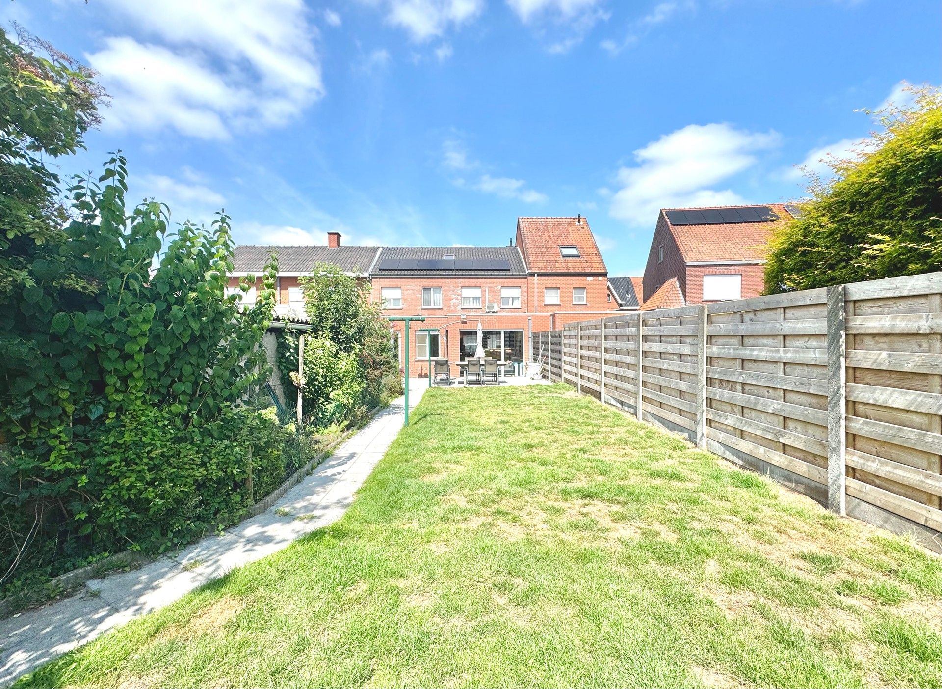 BREDEGEVEL-WONING MET 3 KAMERS, GROTE GARAGE & TUIN foto {{pictureIndex}}