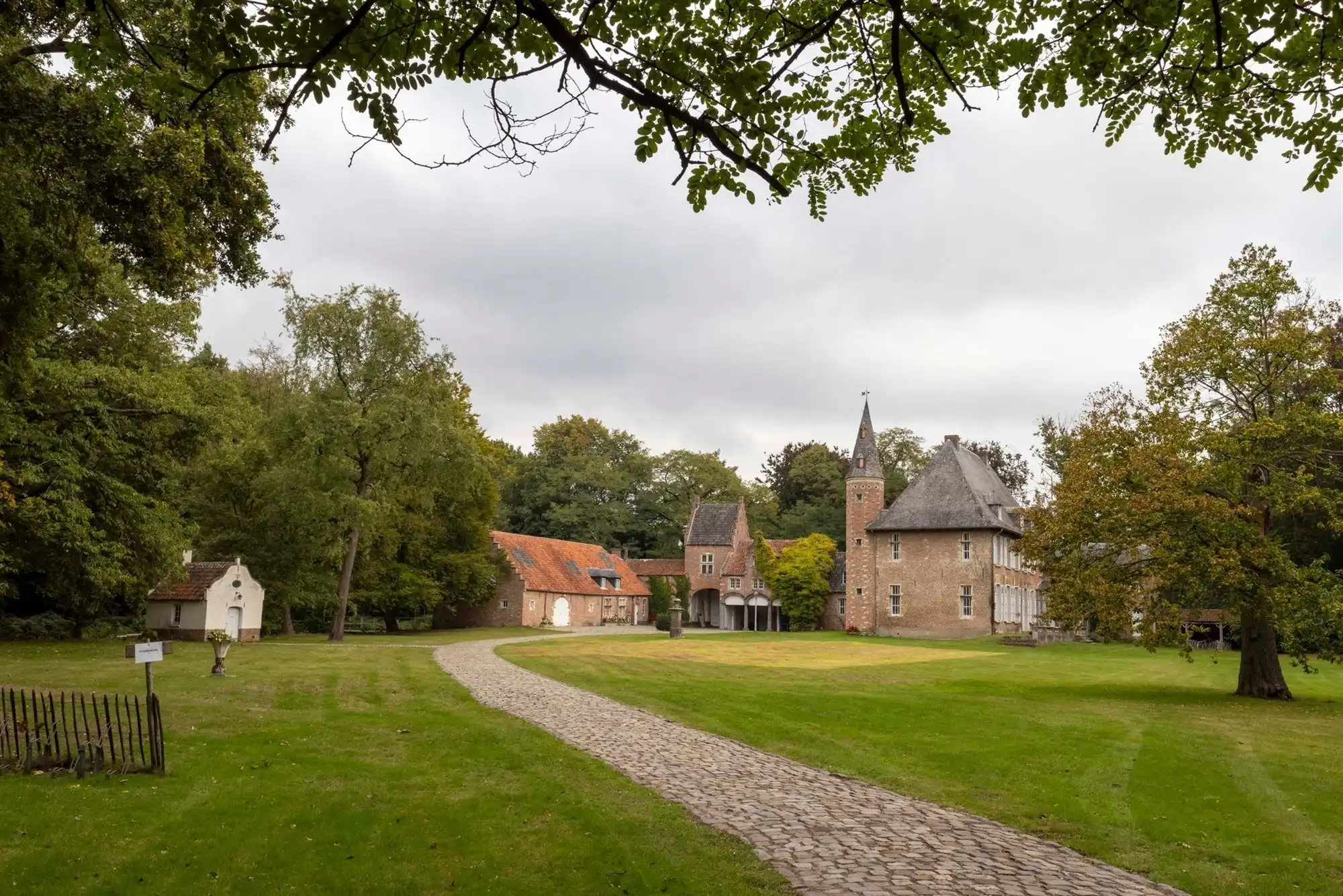 Kasteelhoeve op uniek perceel en oneindig potentieel foto 6