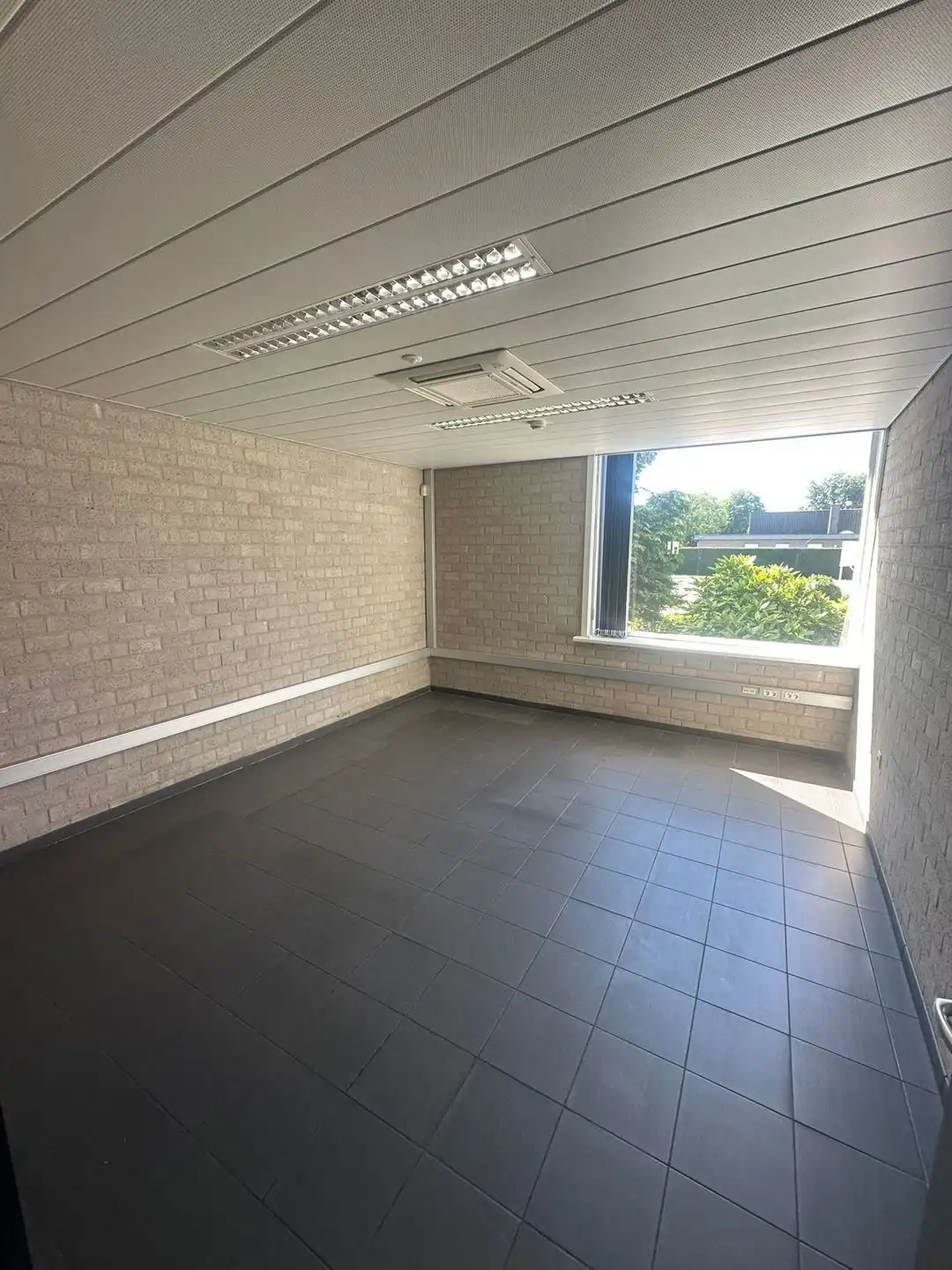 Instapklaar bedrijfspand te Verrebroek foto 2