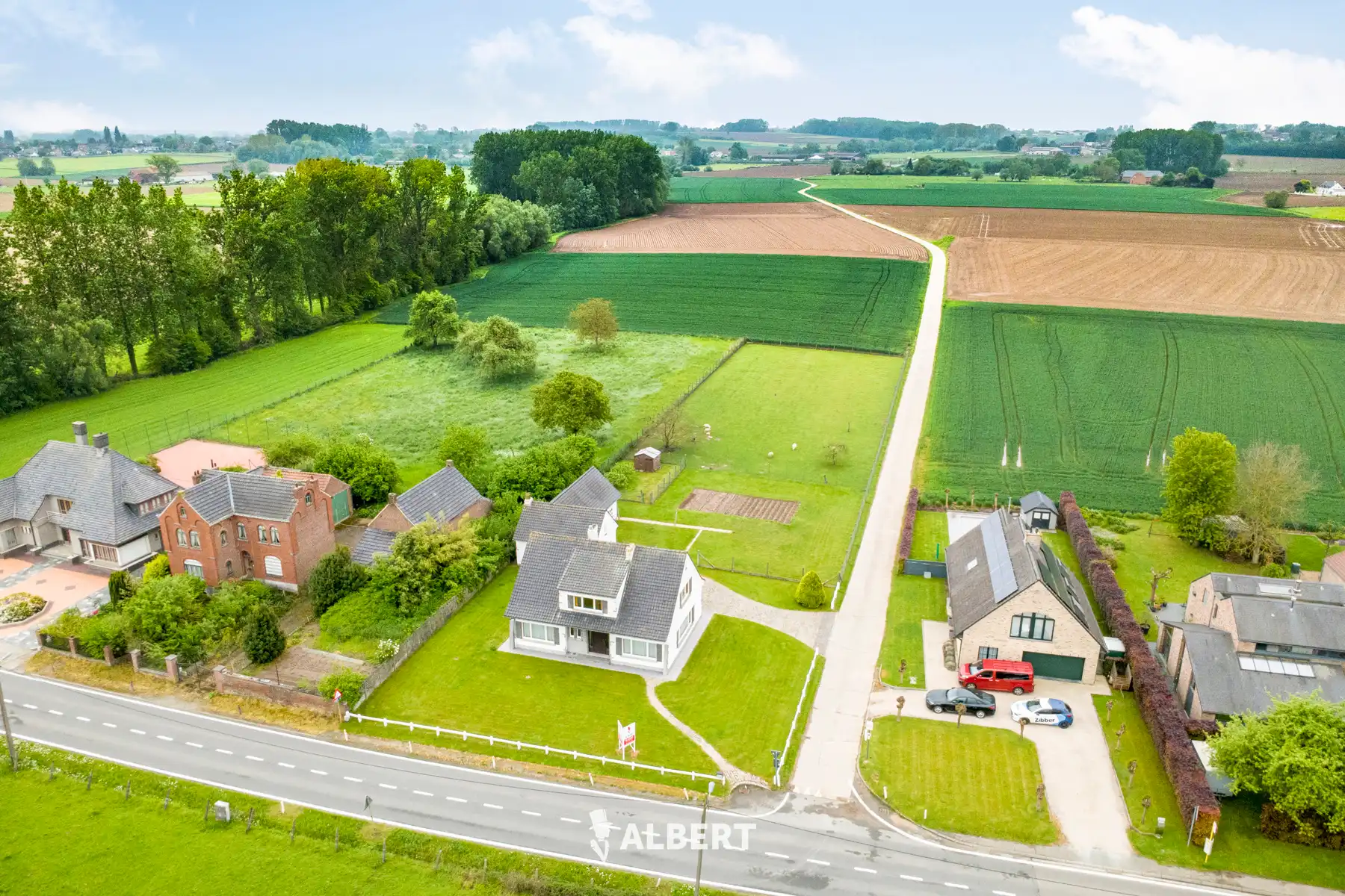 Hoofdfoto van de publicatie: Landelijke woning met bouwgrond, bijgebouw en weideland