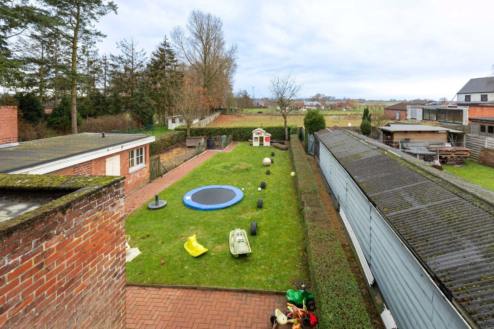 Verder te vernieuwen open bebouwing met mogelijkheid tot zes kamers, parking en tuin te Baliebrugge. foto 3