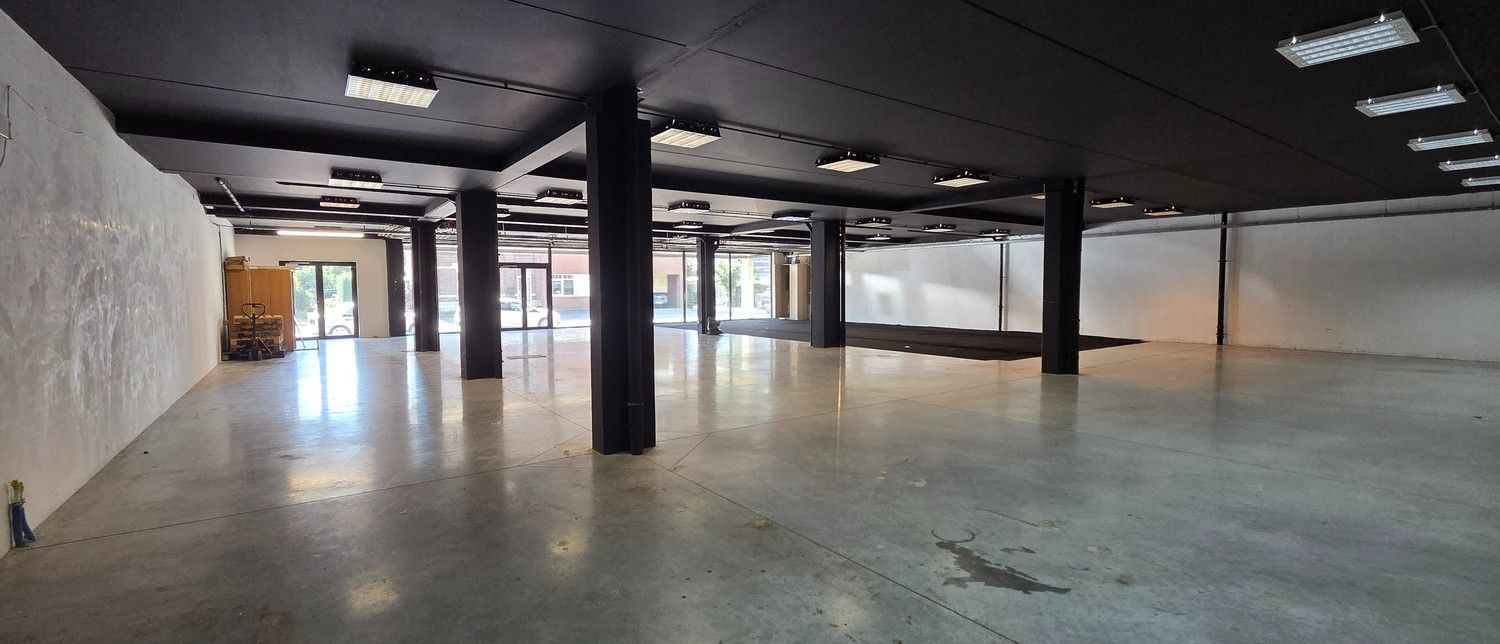 Handelspand / kantoorruimte met uitstekende visibiliteit in Genk – Stalenstraat foto 11