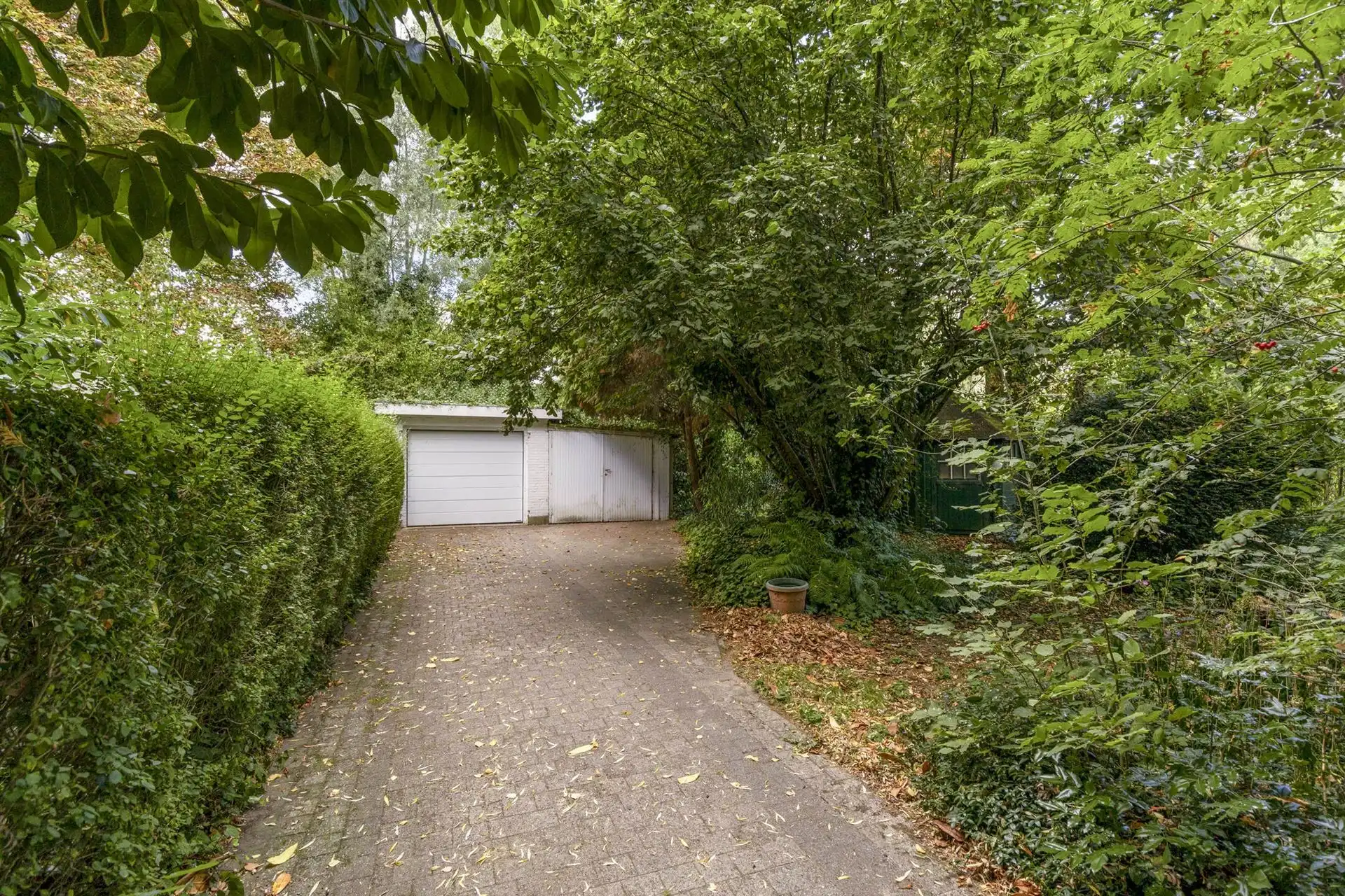 Te renoveren woning met 4 slaapkamers, 2 garages en tuin.  foto 18