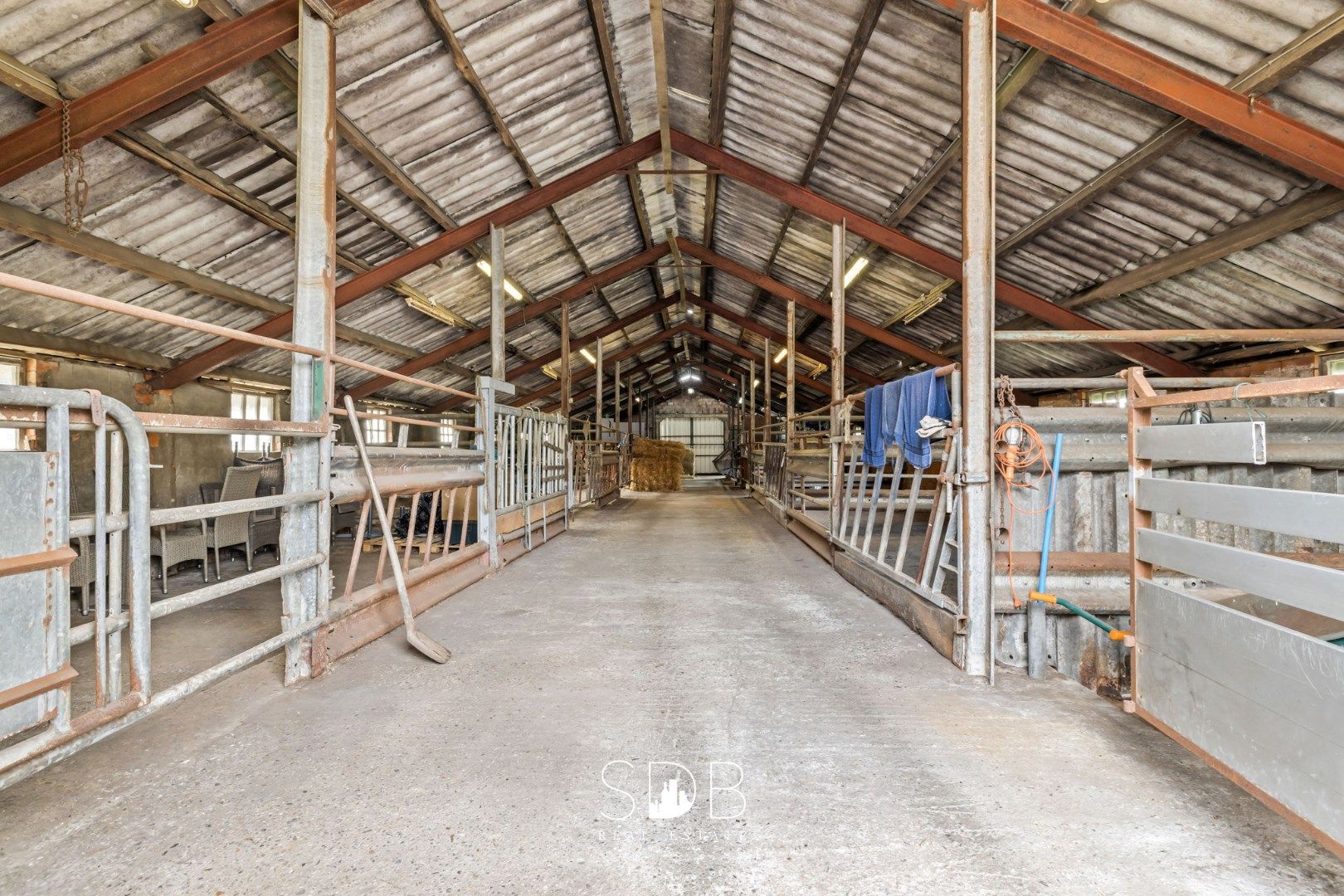 Authentieke hoeve met diverse bijgebouwen en graslanden op 93.155m² foto 41