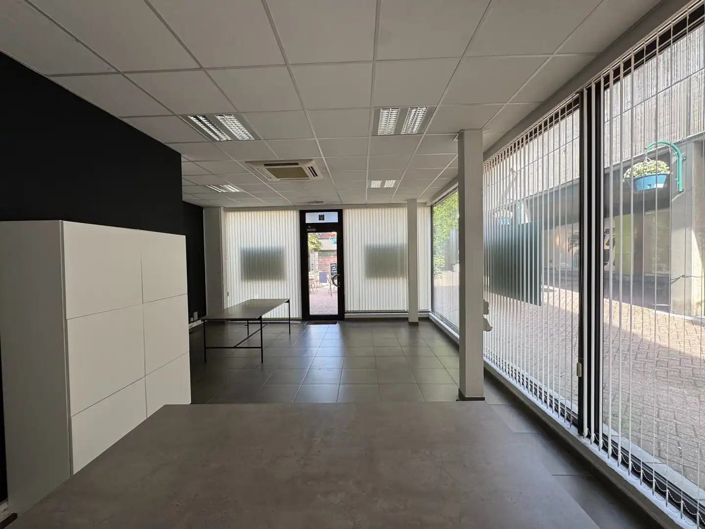 Leuk handelspand met grote vitrine te Sint-Truiden foto 5