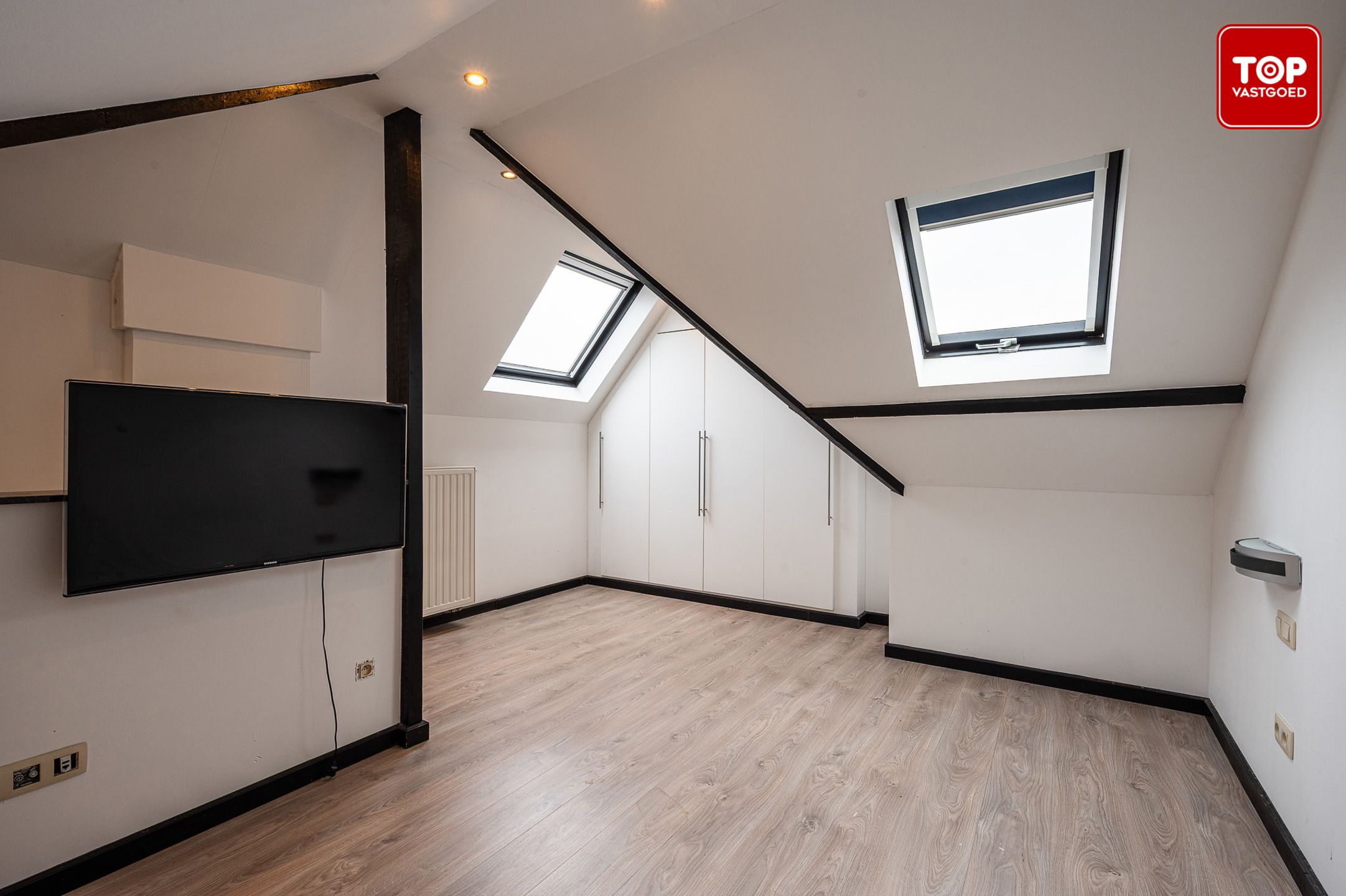 Halfopen woning met 4 slaapkamers, grote tuin en  ruime garage foto 17