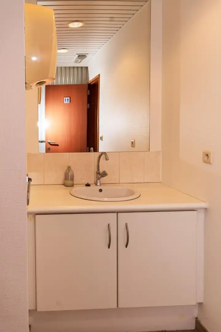 Kantoorruimte:Winkelruimte te huur in Voeren – 184 m² met parkeergelegenheid foto 19