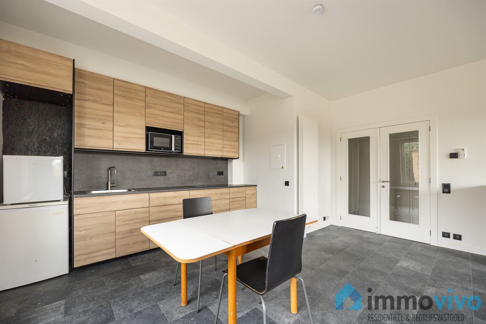 Instapklare studio met ruime living en breed terras foto 6