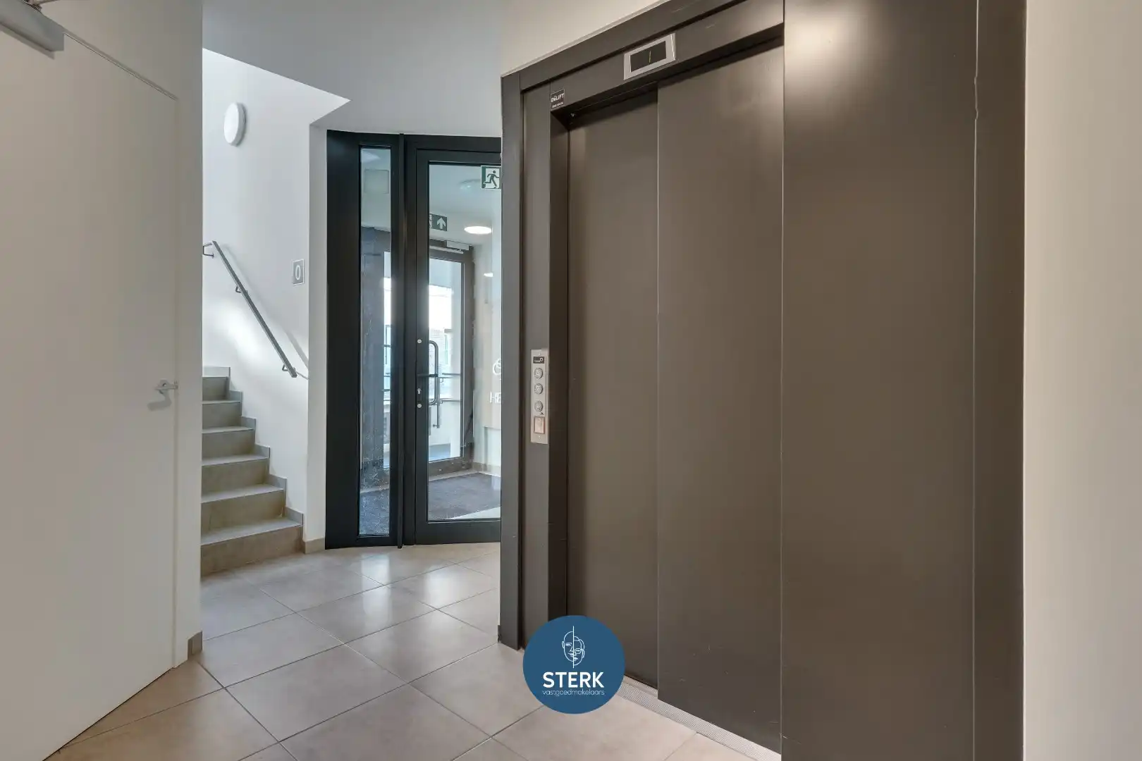 RECENT APPARTEMENT INCLUSIEF PARKING + 2 BERGINGEN IN CENTRUM LANAKEN !  foto 6