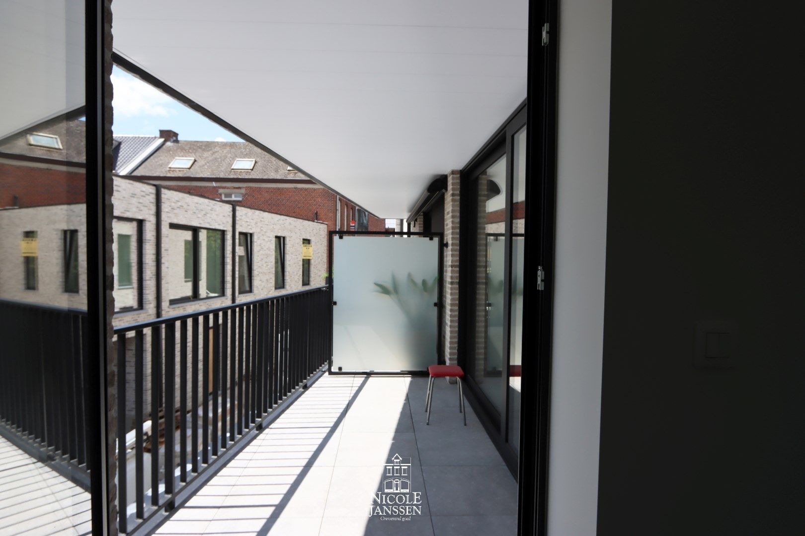 Nieuwbouwappartement met twee slaapkamers, terras en autostaanplaats in hartje Maaseik  foto 9