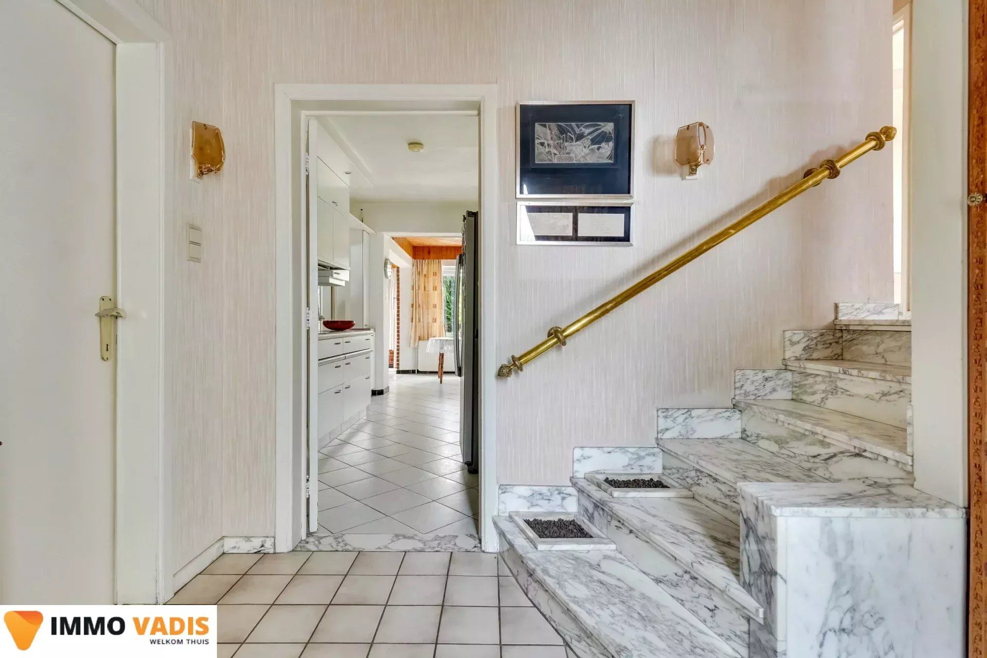 Te renoveren woning met  garage en mooie tuin foto 5