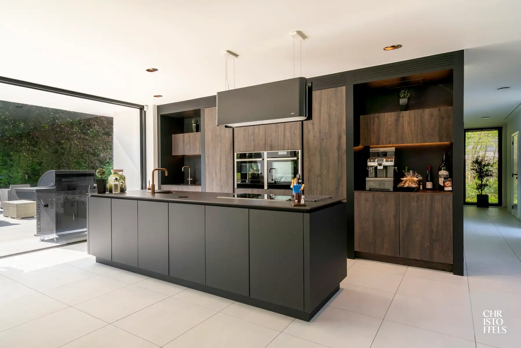 Multifunctioneel gebouw met 2 wooneenheden, kantoor en showroom op een perceel van 2.074 m²! foto 5