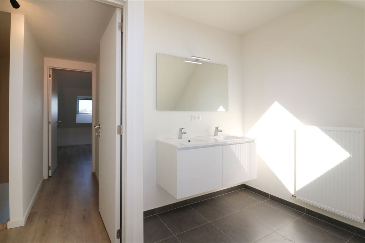 Appartement met 2 slpk., groot terras en autostaanplaats foto 17