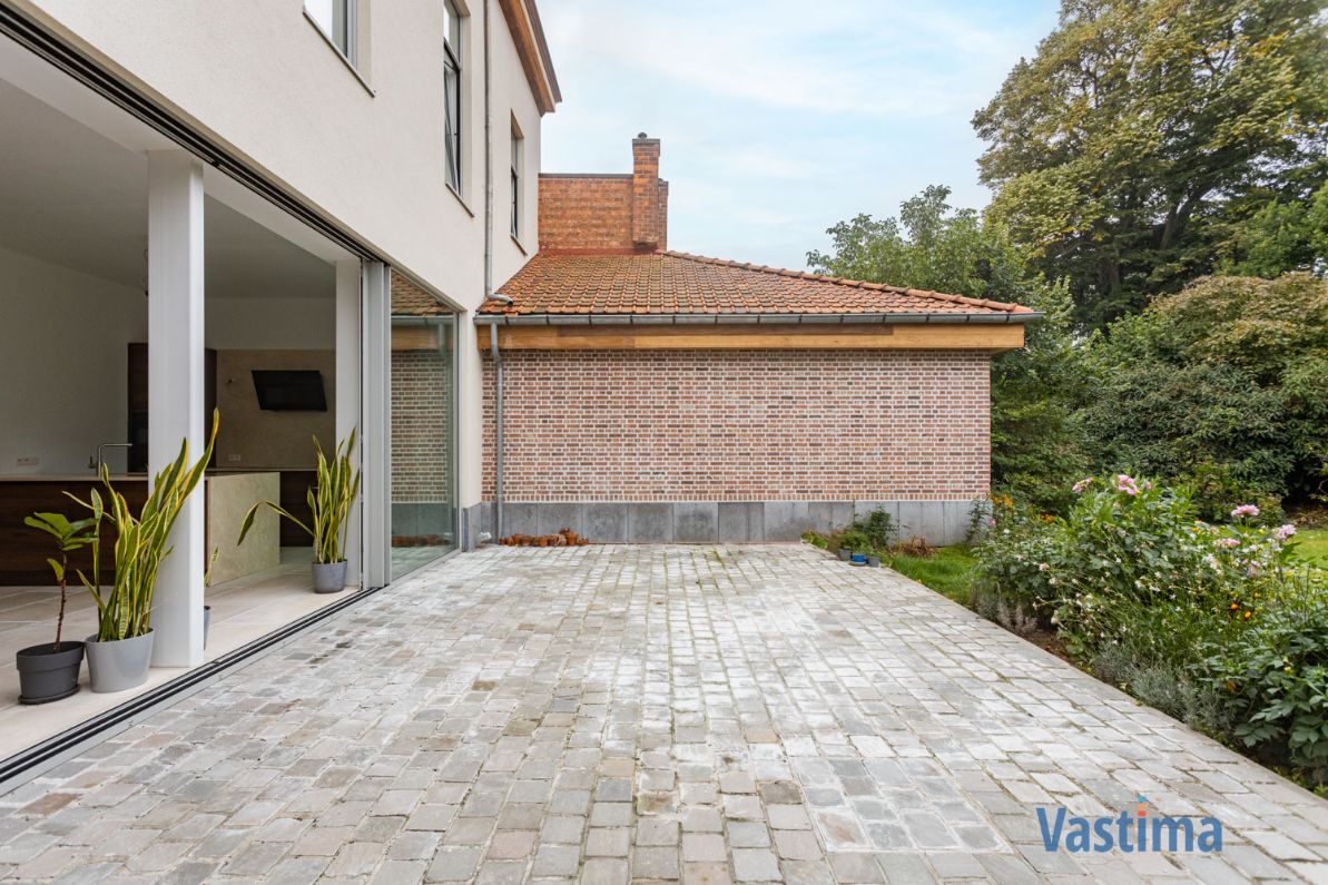 Exclusief herenhuis met idyllische tuin en dubbele garage in hartje Aalst foto 31