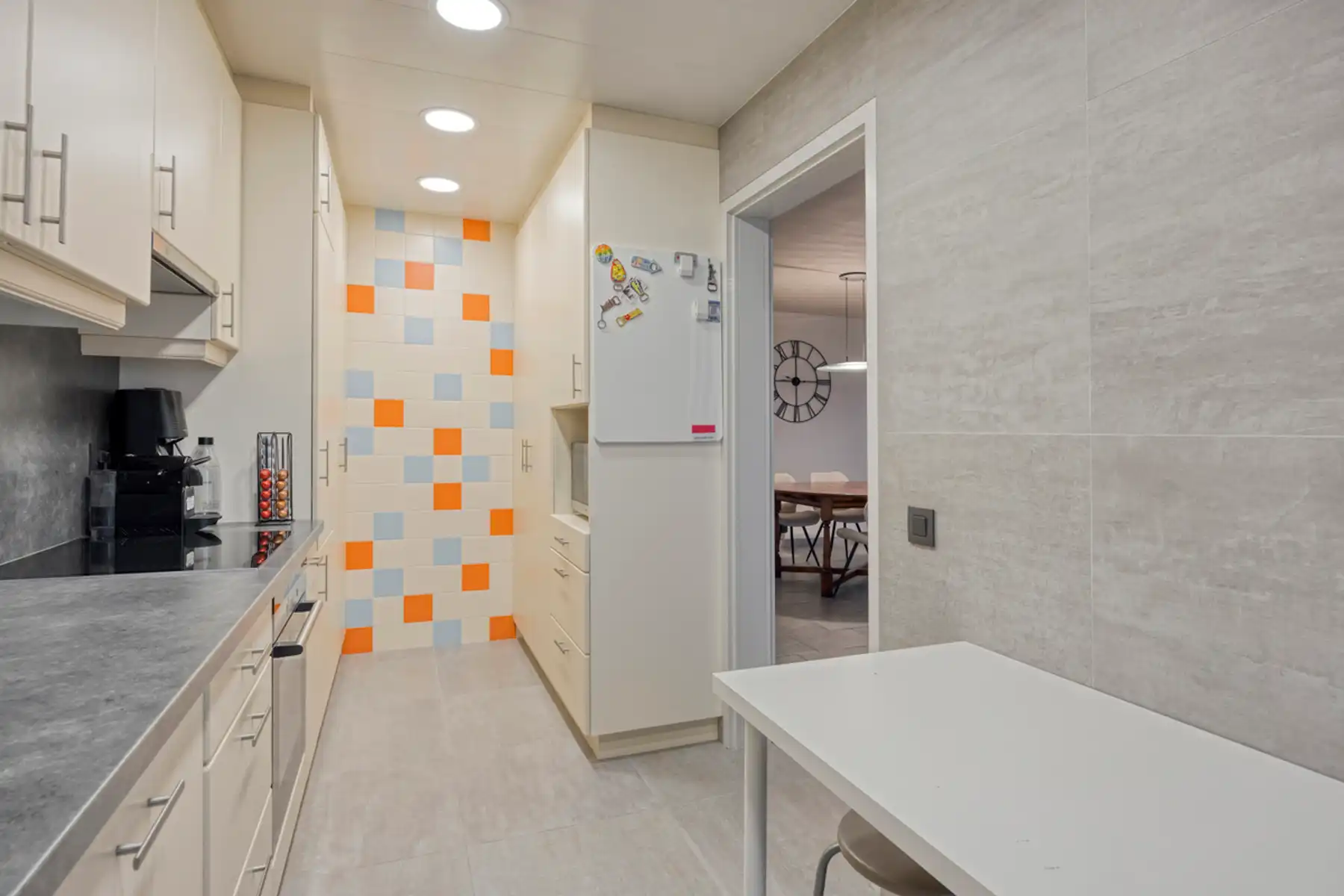 Instapklaar appartement met twee slaapkamers en een terras. foto 5