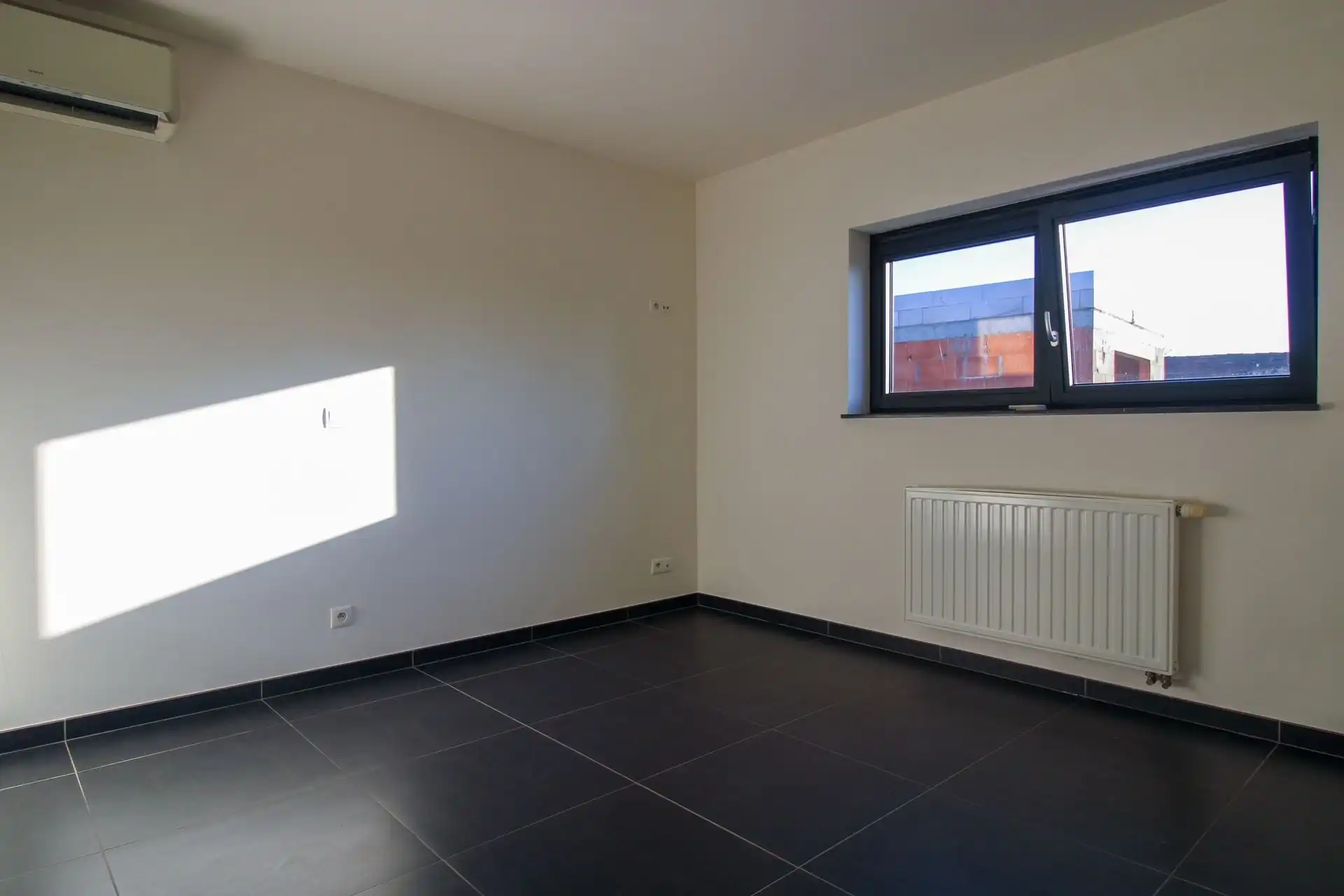 Instapklare gezinswoning met 3 slaapkamers, carport en onderhoudsvriendelijke tuin in het hart van Uikhoven! foto 11