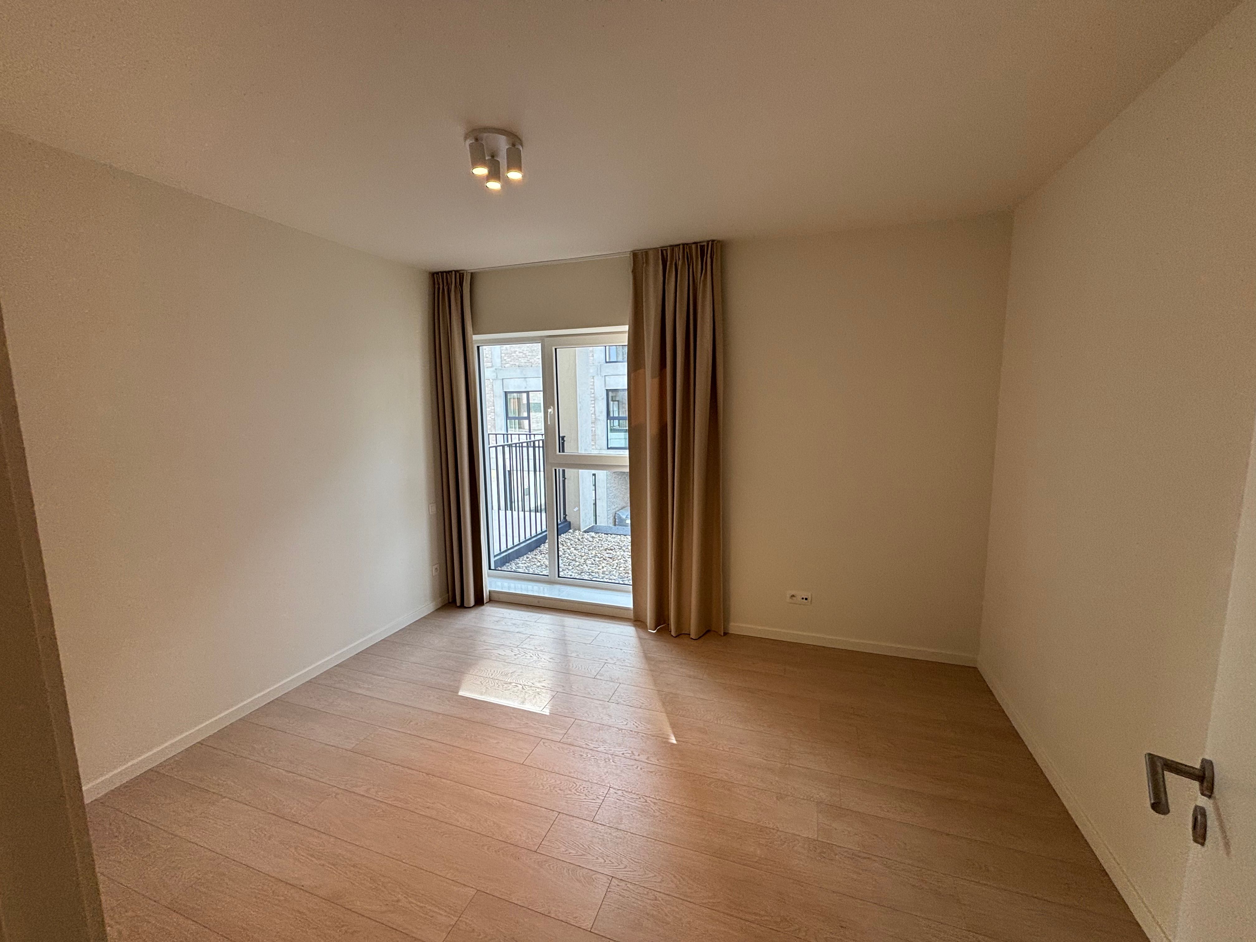 Nieuwbouw 1-slaapkamerappartement met bureau foto 4