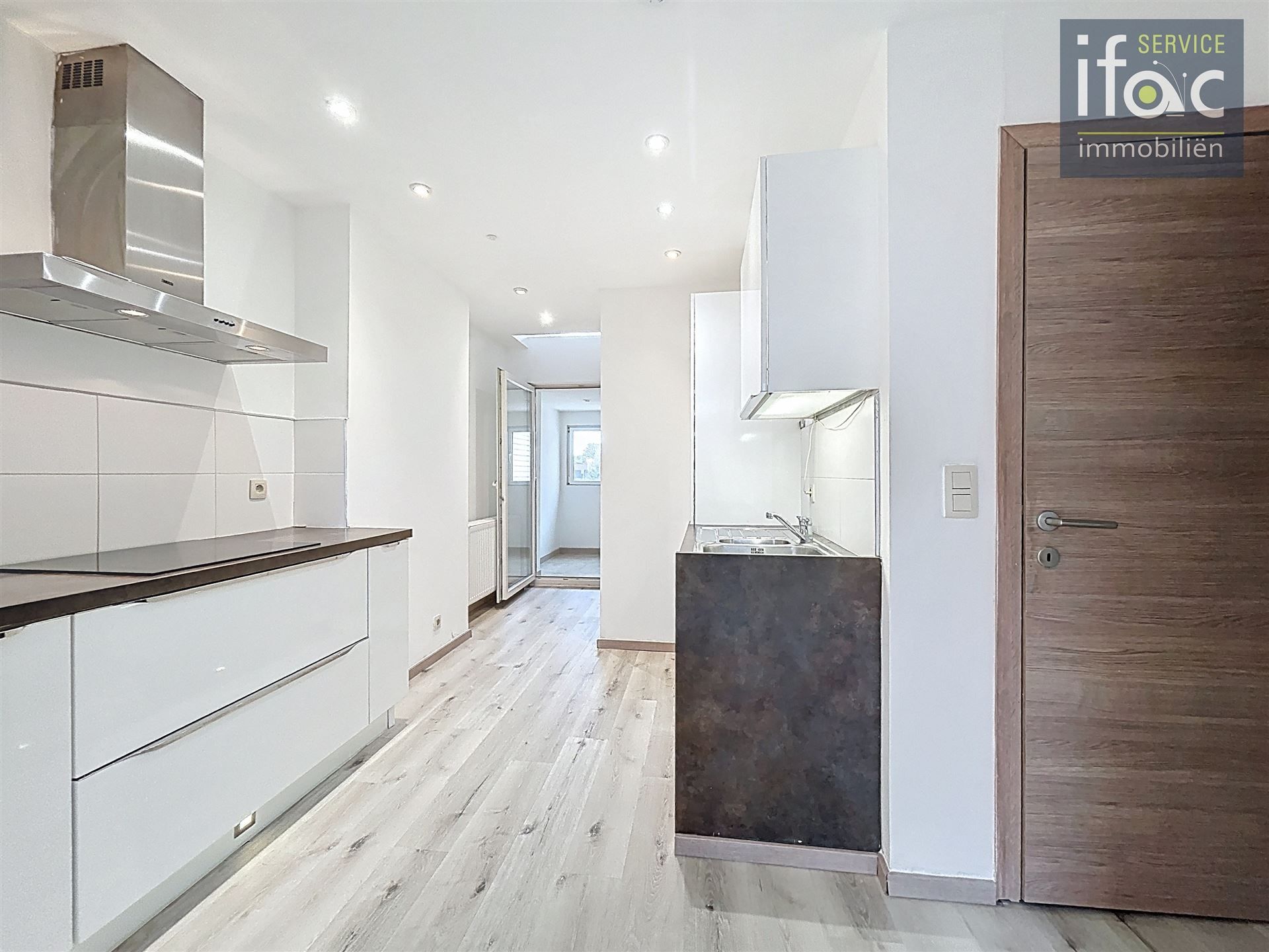 Aangename volledig gerenoveerde 1-slaapkamer duplex + bureau foto 3