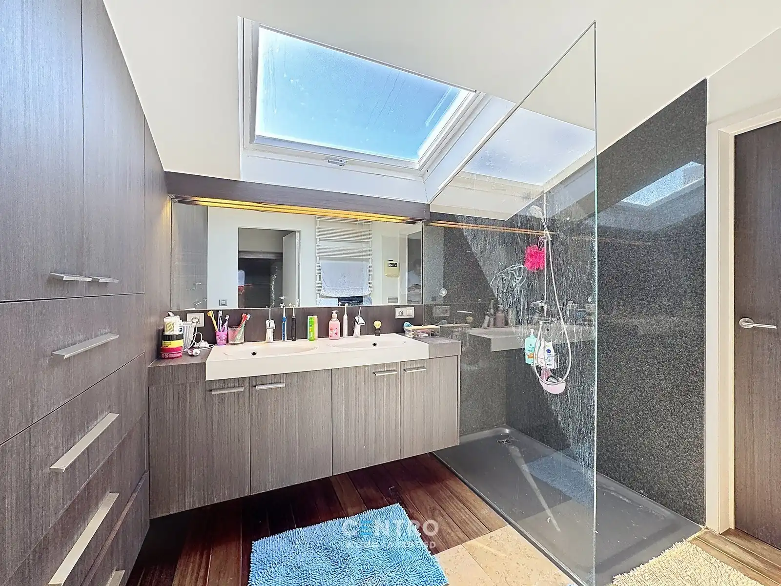 Woning met opslagruimte op zeer strategische locatie! foto 7