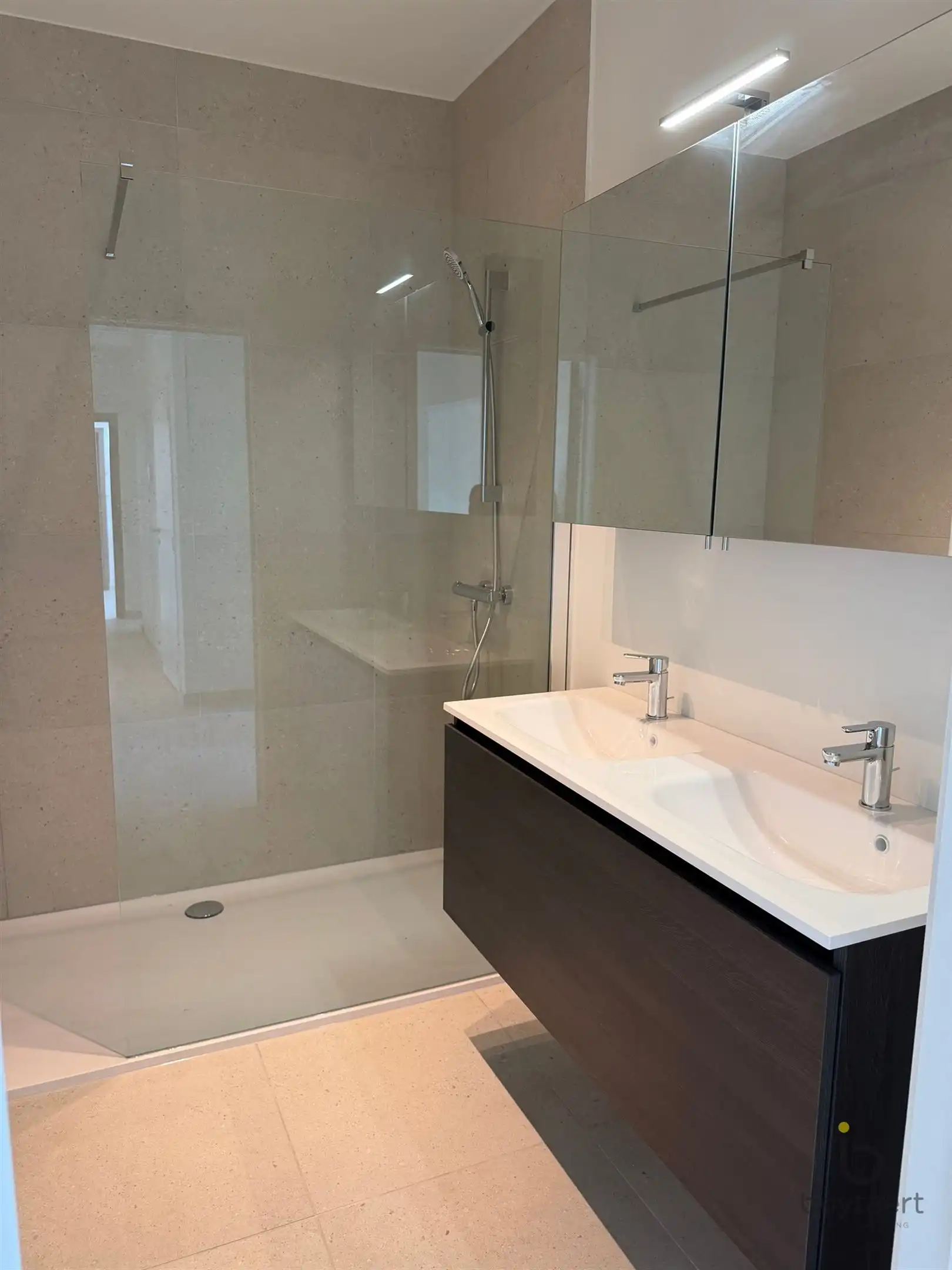 Gerenoveerd 3 slaapkamer appartement op top locatie! foto 8