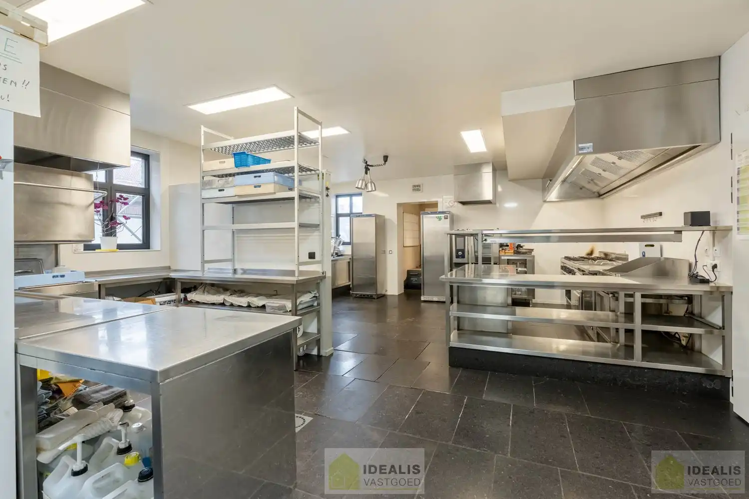 IDEALIS VASTGOED - “Het Brouwershof”, een prachtig pand met een rijke geschiedenis gelegen op het Itterplein op een unieke locatie!! Dit handelspand, een voormalige brasserie, omvat maar liefst ca.420m² bruikbare oppervlakte en is momenteel ingericht als horecazaak met een ruime brasserie met knappe bar, aansluitend volledig uitgeruste keuken, achterliggend een grote feestzaal en een ruim afgesloten terras met overdekte lounge. Uiterst geschikt voor kandidaten op zoek naar een handelspand met verschillende mogelijkheden op een toplocatie midden in hartje Opitter, Bree! foto 14