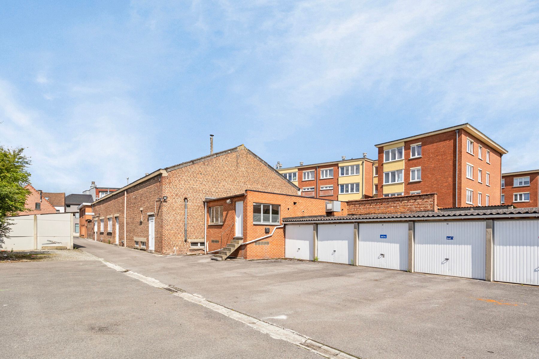 Uitzonderlijk gebouw met feestzaal, appartement en garages foto 4