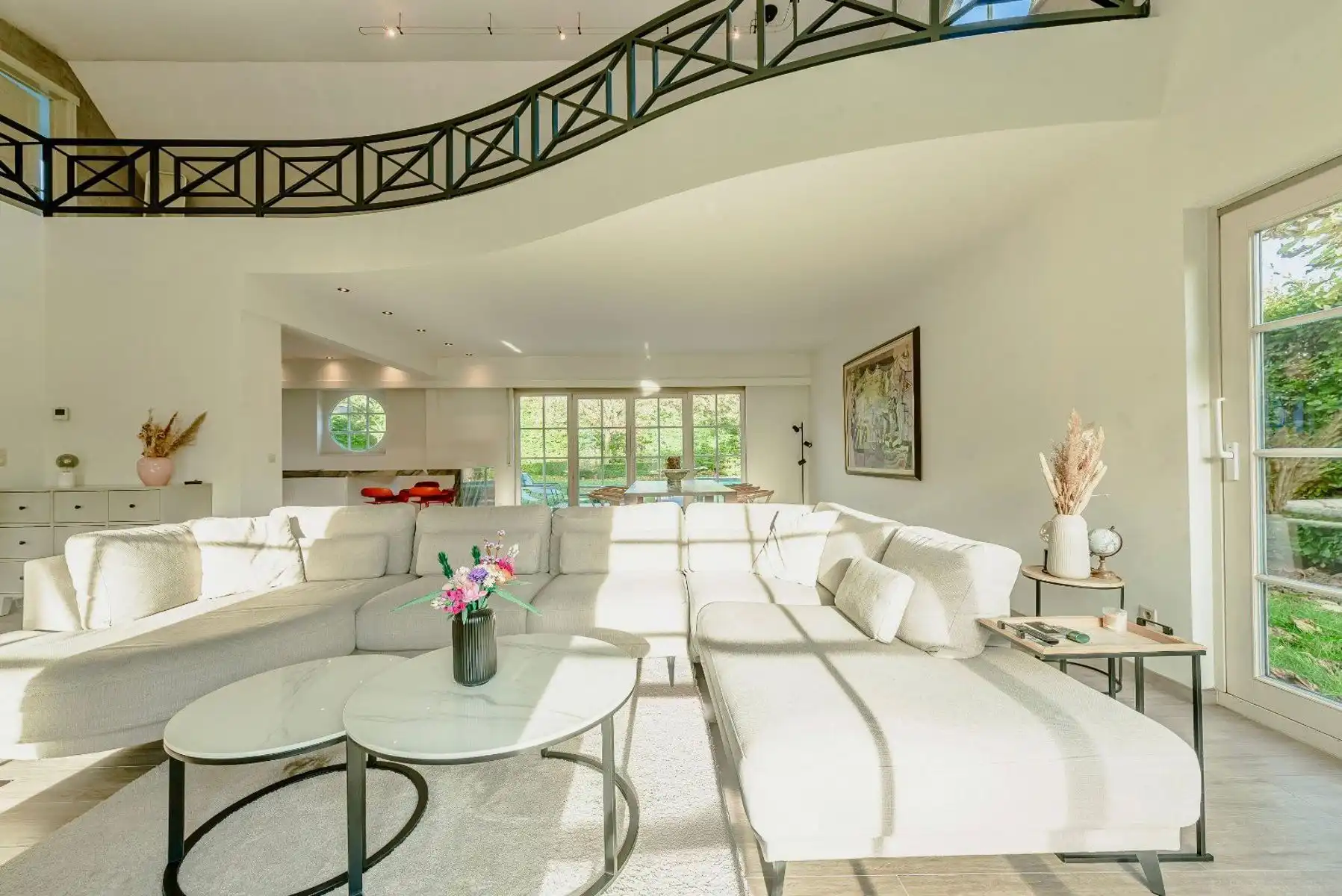 Praktisch gelegen, perfect onderhouden villa met zwembad foto 7