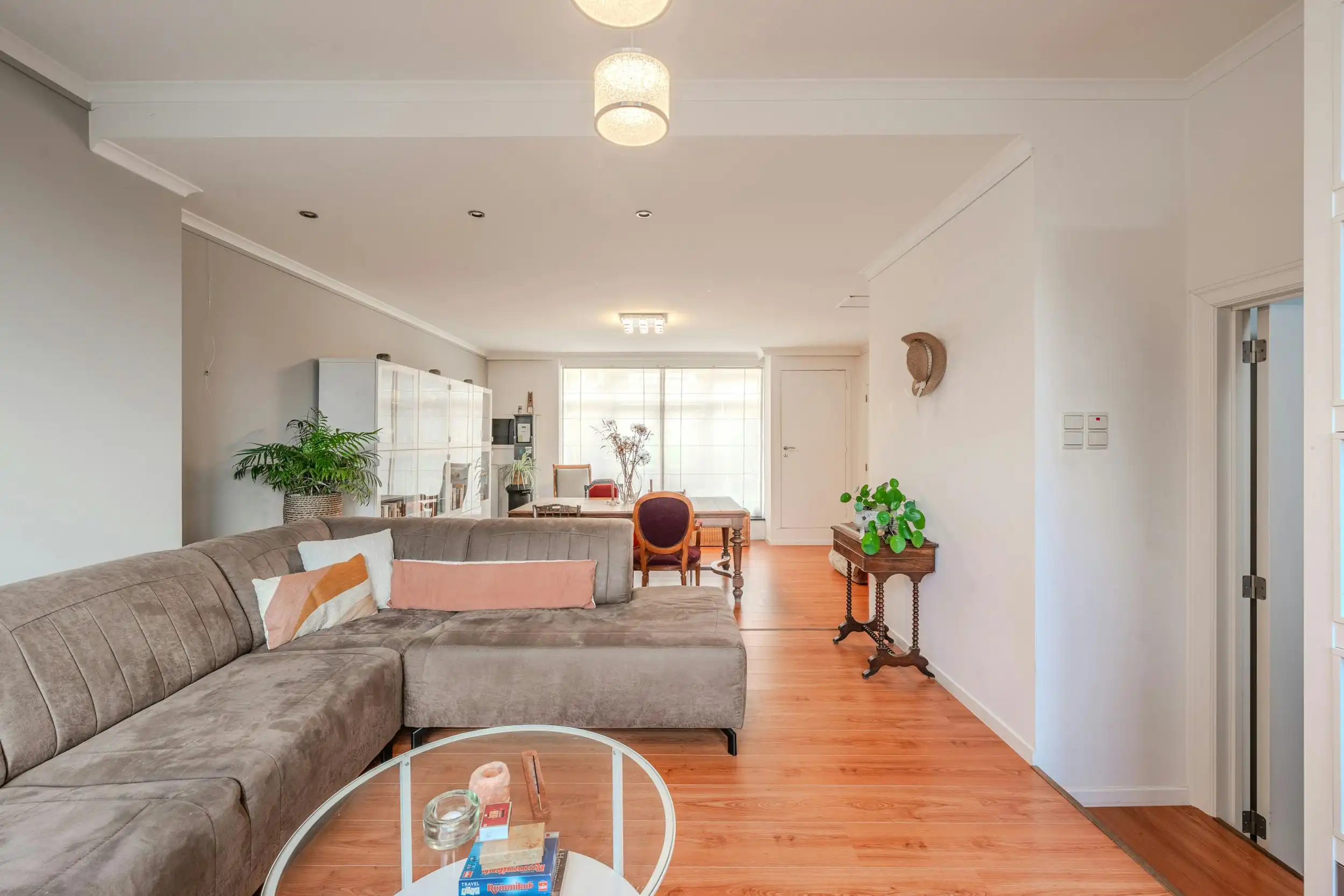 Ruime woning met vijf slaapkamers en gezellige stadskoer foto 5