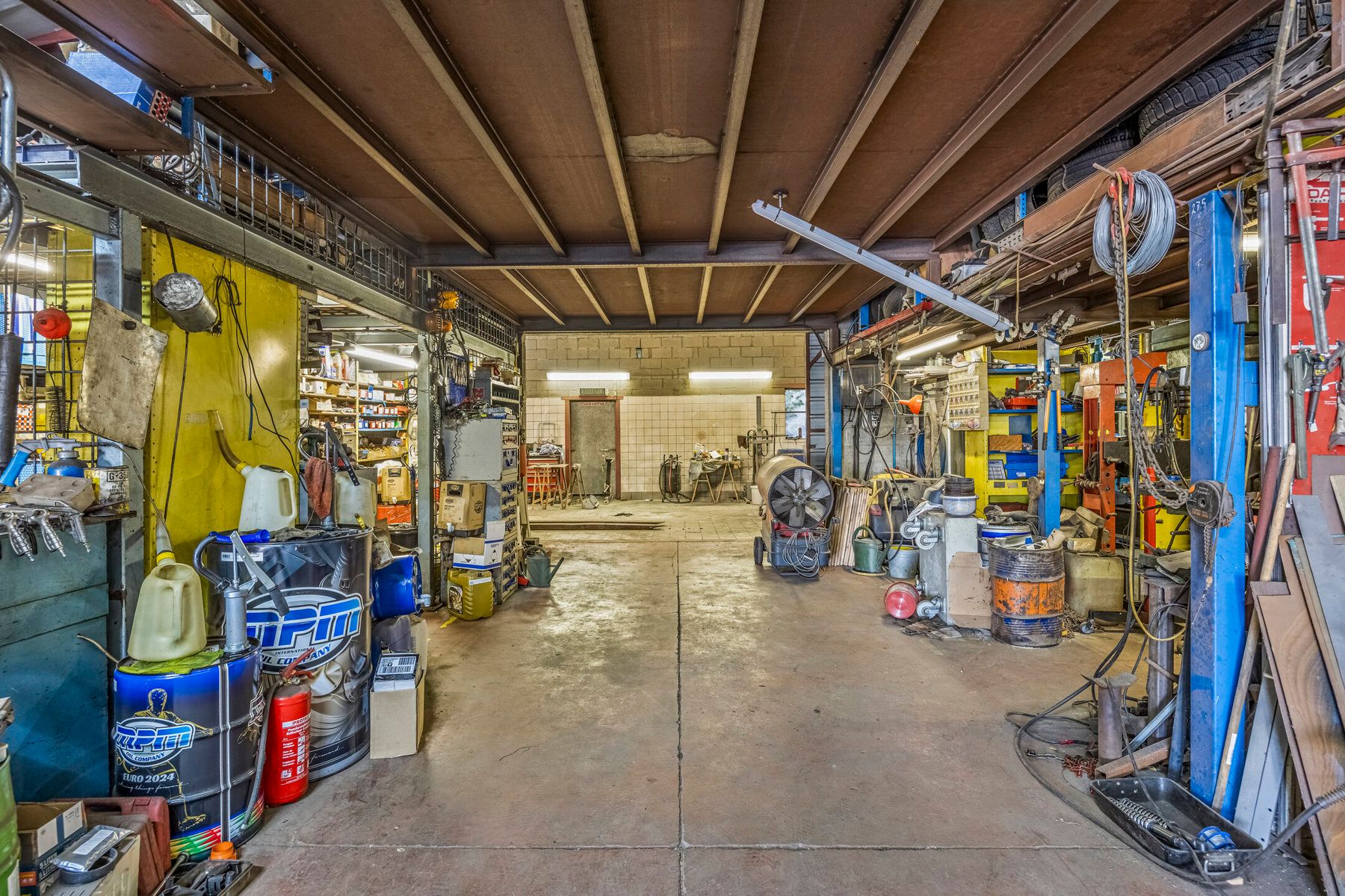 Handelspand met appartement woonst, toonzaal/showroom, atelier/loods en bouwgrond foto 9