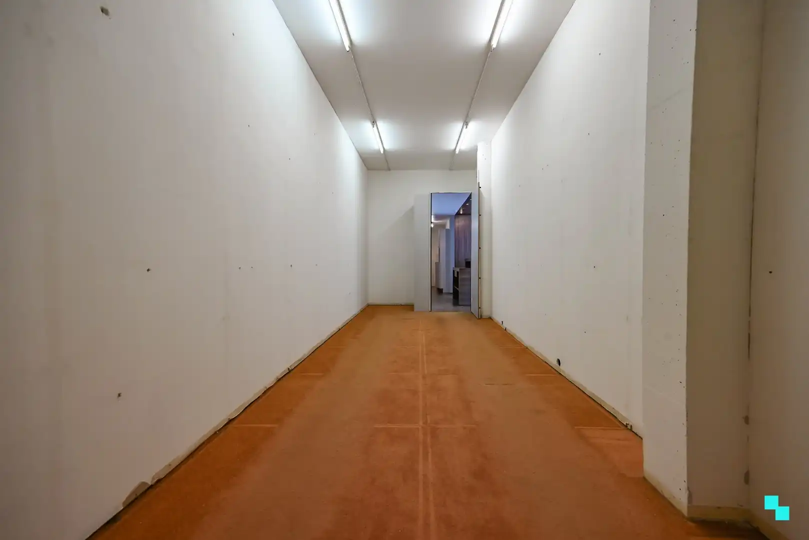 Centraal gelegen handelspand met etalage in hartje Lendelede foto 15