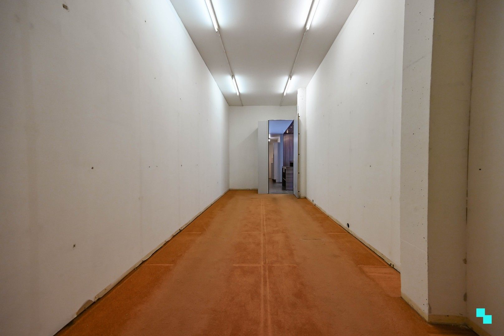 Centraal gelegen handelspand met etalage in hartje Lendelede foto 15