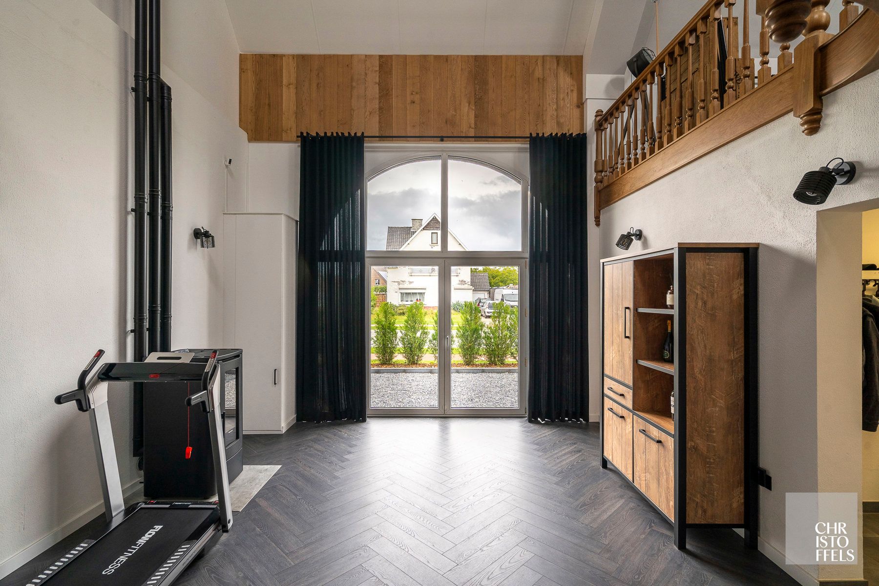 Uitzonderlijk ruime (440m²!) en volledig gerenoveerde woning met commerciële topligging en tal van mogelijkheden in Lanaken! foto 28