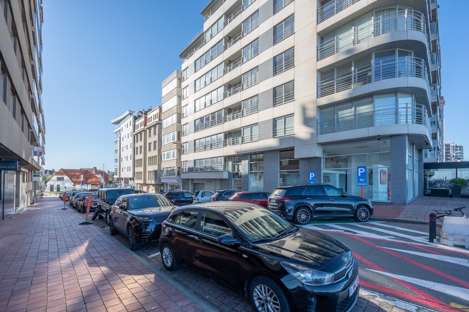 Fantastisch gerenoveerd appartement met zijdelings zeezicht in hartje Zoute. foto 12