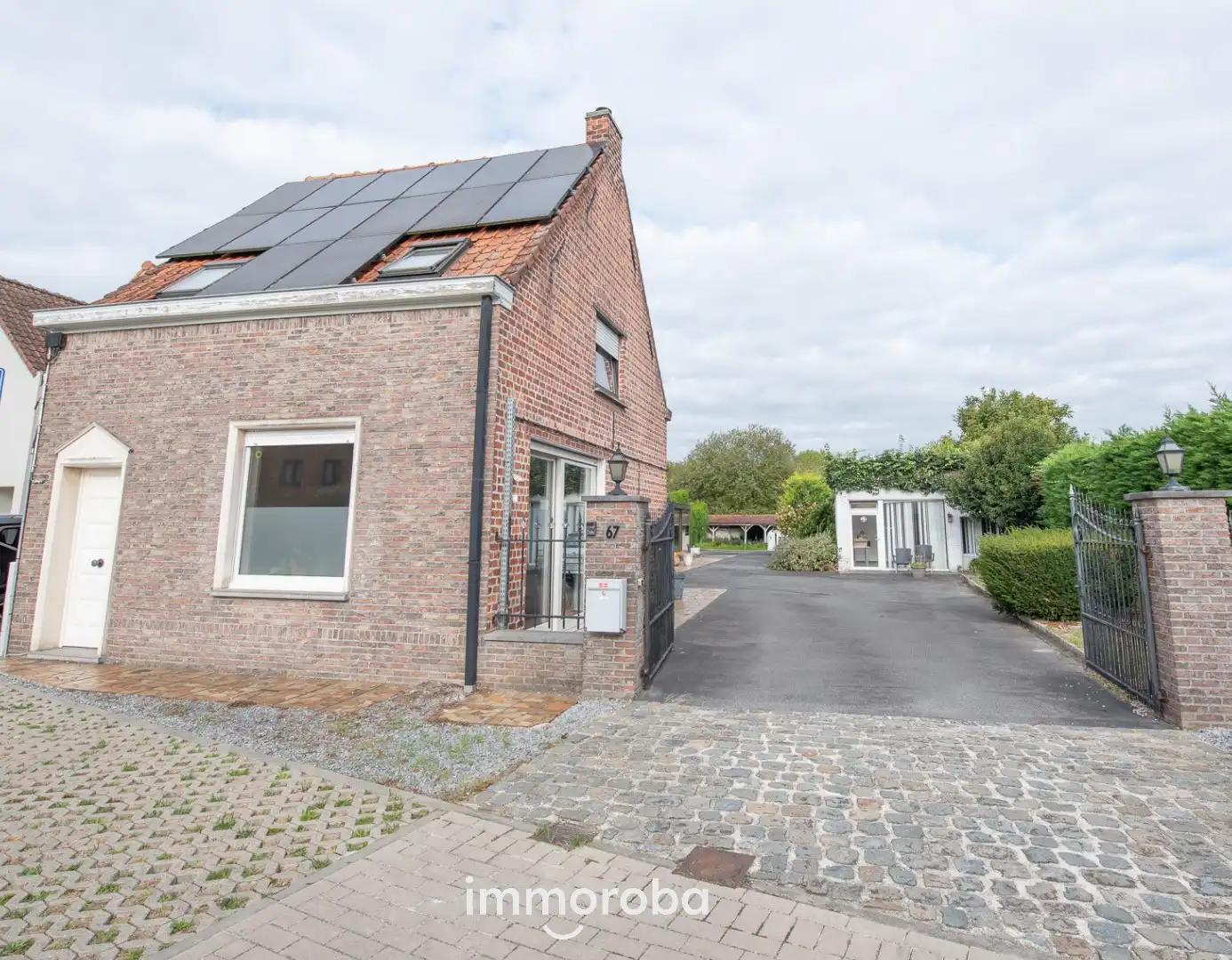 Hoofdfoto van de publicatie: Halfopen bebouwing met 2 slaapkamers op groot perceel van 1305 m²