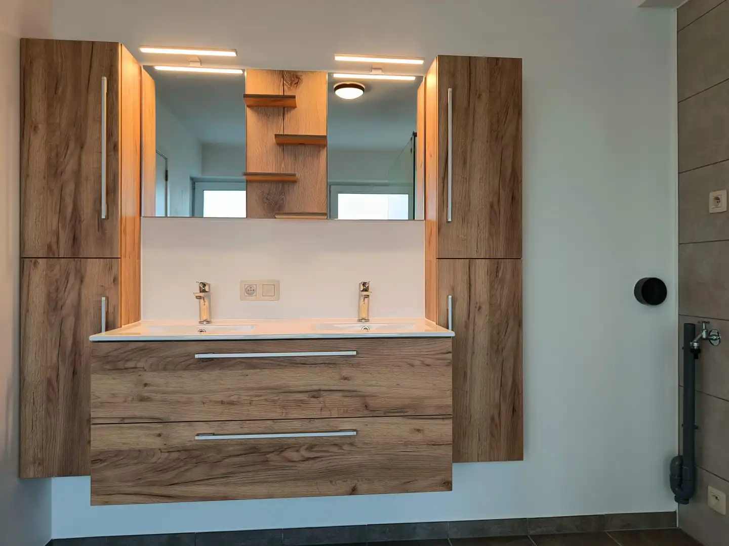 Instapklaar duplexappartement met 2 slpk, terras, garage & 2 parkeerplaatsen te huur in Bilzen foto 17