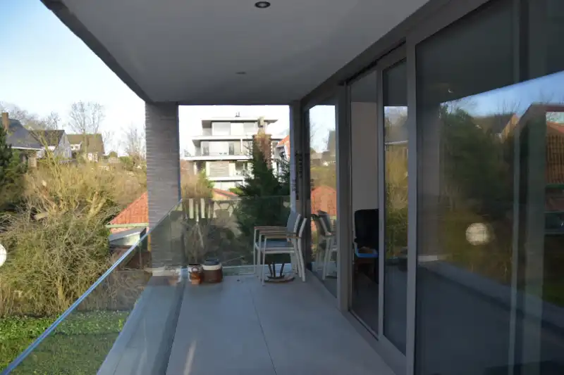 Ruim woonappartement met 2 slaapkamers in kleine residentie, centraal gelegen. foto 7