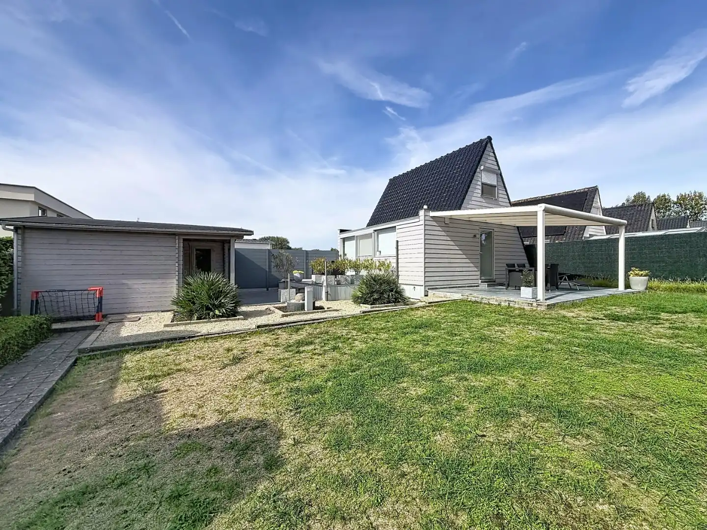 Mooie chalet met grote tuin in het vakantiedomein Dunepark foto {{pictureIndex}}