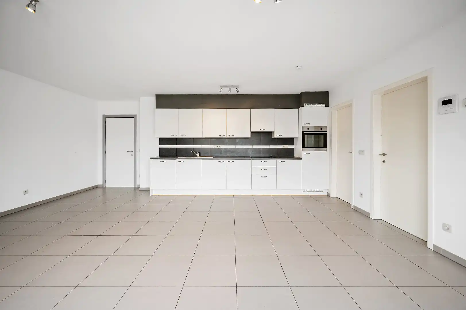 Recent app. met 2 slpks, terras en autostaanplaats foto 4