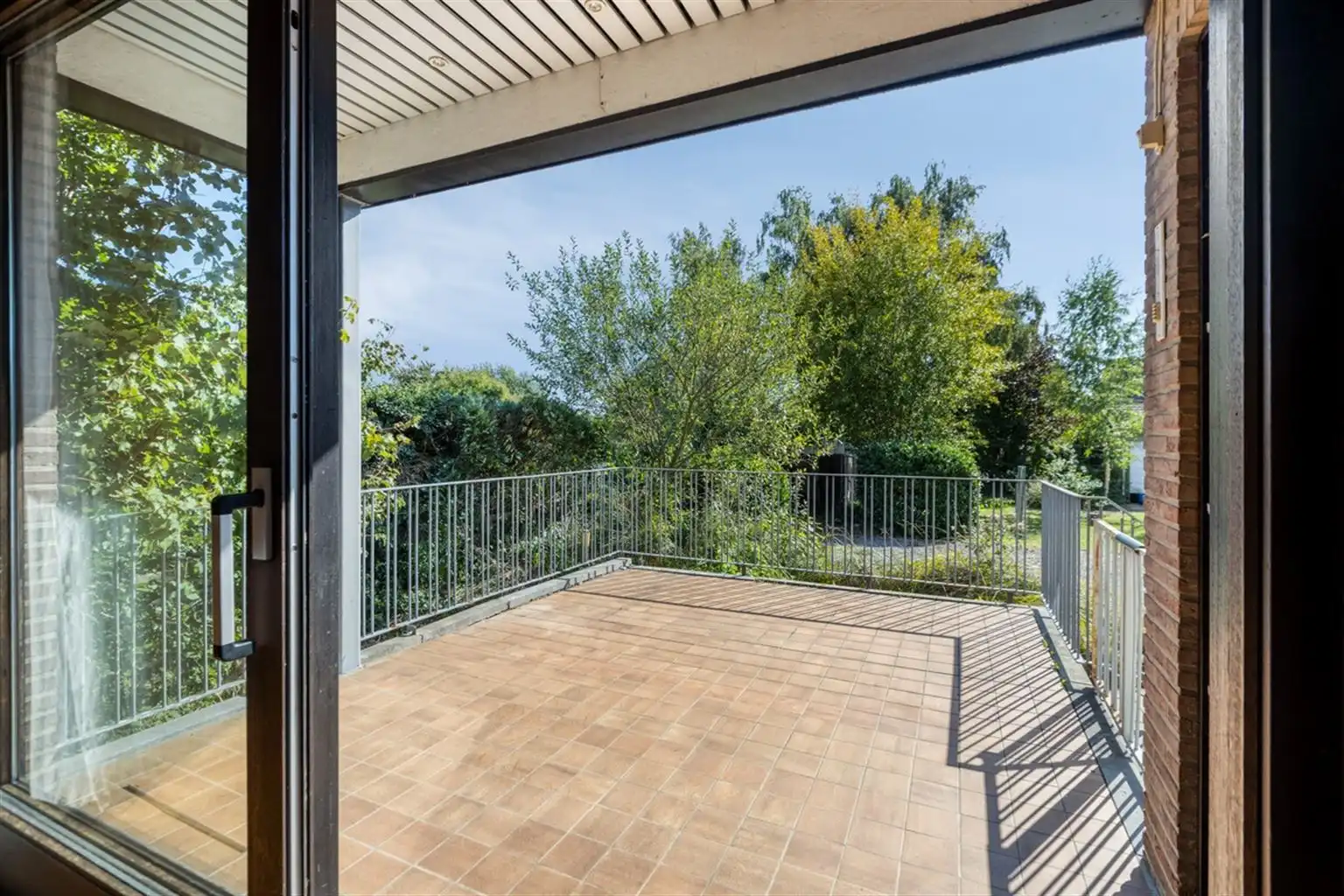 Vrijstaande woning met 3 slaapkamers, ruime tuin en garages op een riant perceel van 9a18ca, rustig gelegen nabij het centrum van Maaseik.  foto 7