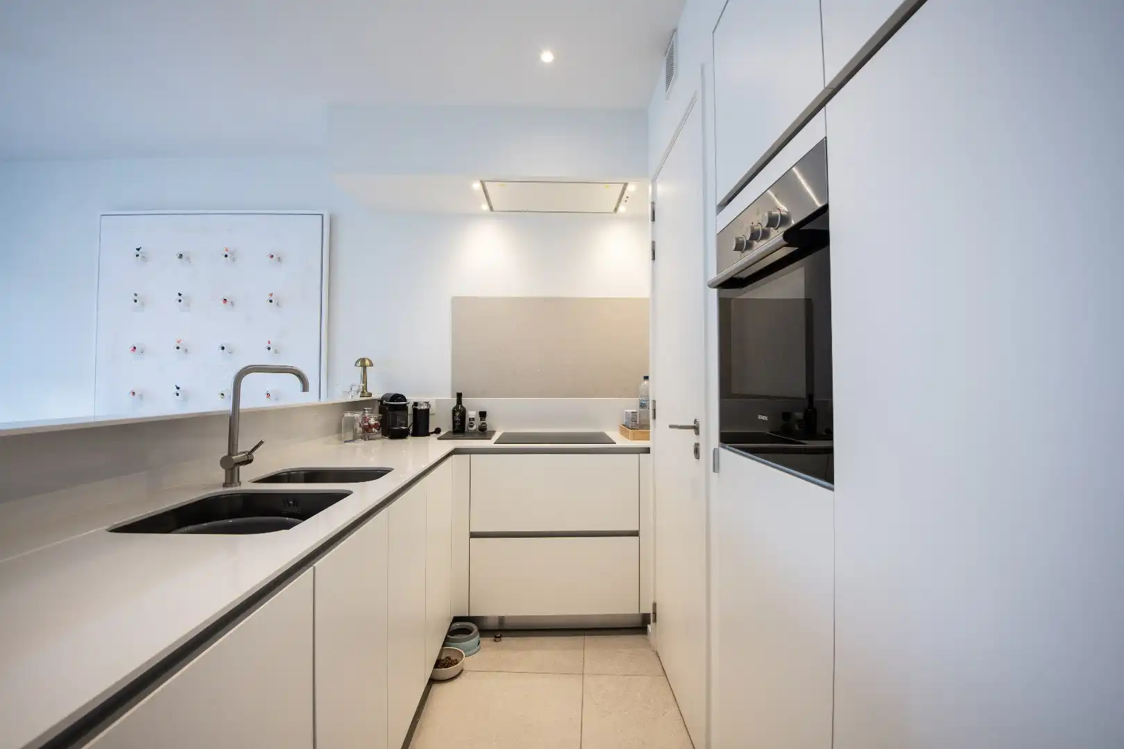 Zeer recent gemeubeld  en zonnig  app. met zijdelings zeezicht vlakbij  het Rubensplein.  foto 8