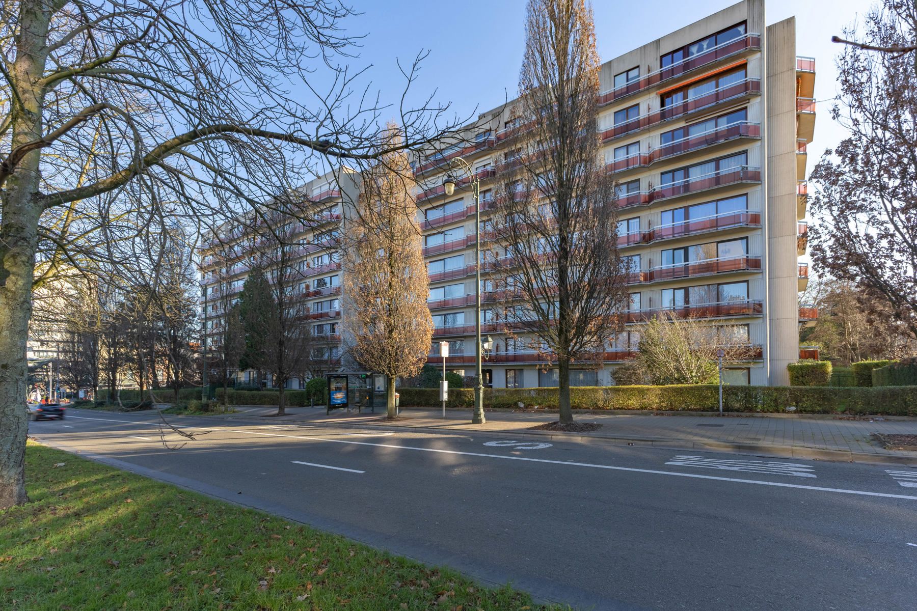Vernieuwd appartement met 2 slaapkamers en een groot terras foto 3