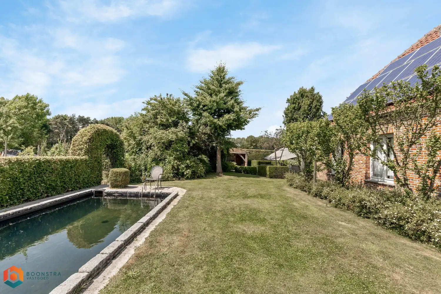 Hoeve op een ruim perceel van 5307 m² in prachtige groene omgeving foto 2
