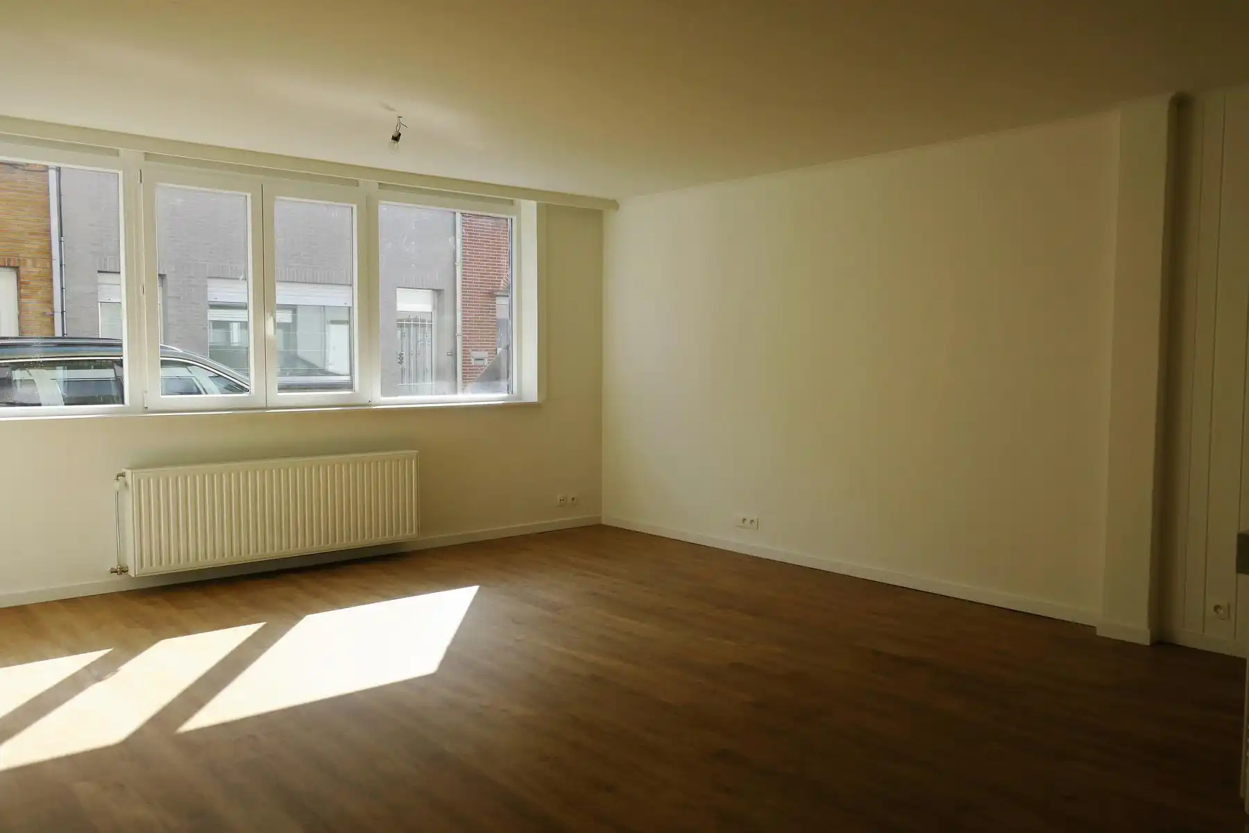 Gelijkvloers, 2-slpk appartement met garage nabij station foto 4