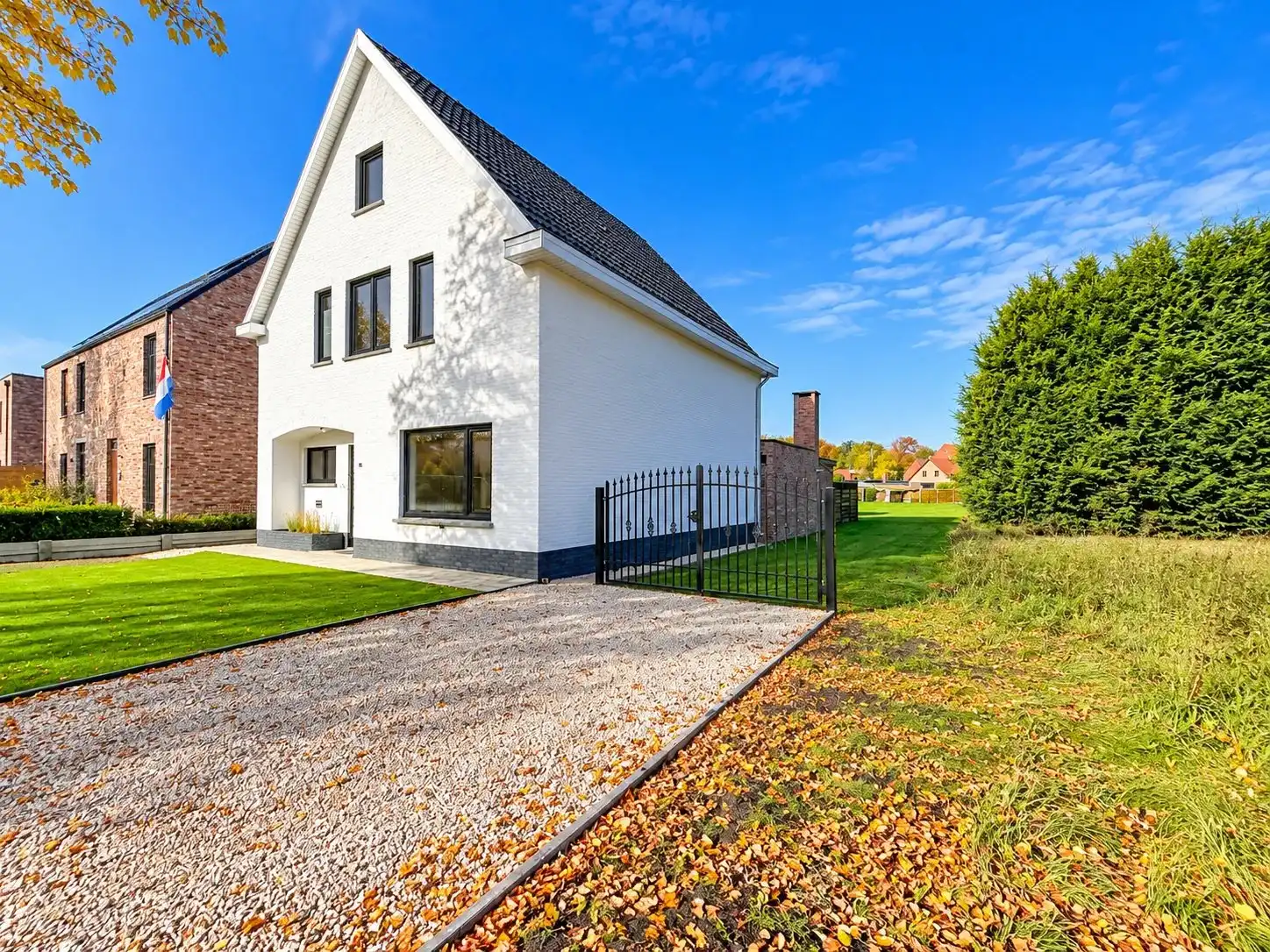 Ruime gerenoveerde woning met 5 slaapkamers, 2 badkamers, garage en grote loods in Lommel. foto 42