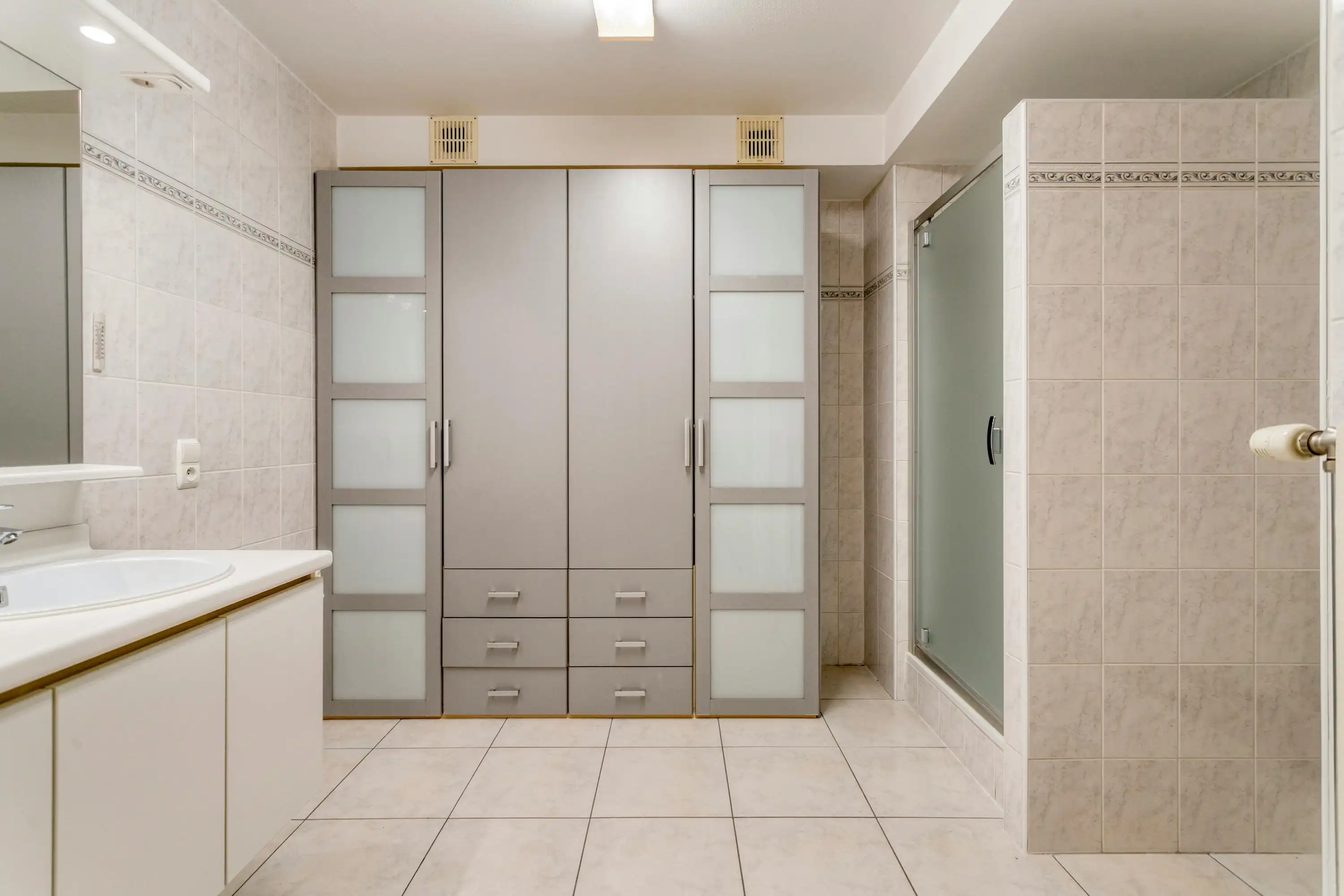Ruim appartement (103m2) met 2 slaapkamers, terrassen te Sint-Kruis foto 8
