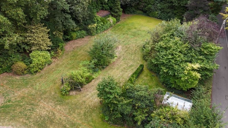 Zeer mooi gelegen bouwgrond 8 are open bebouwing - breedte 25 meter foto {{pictureIndex}}